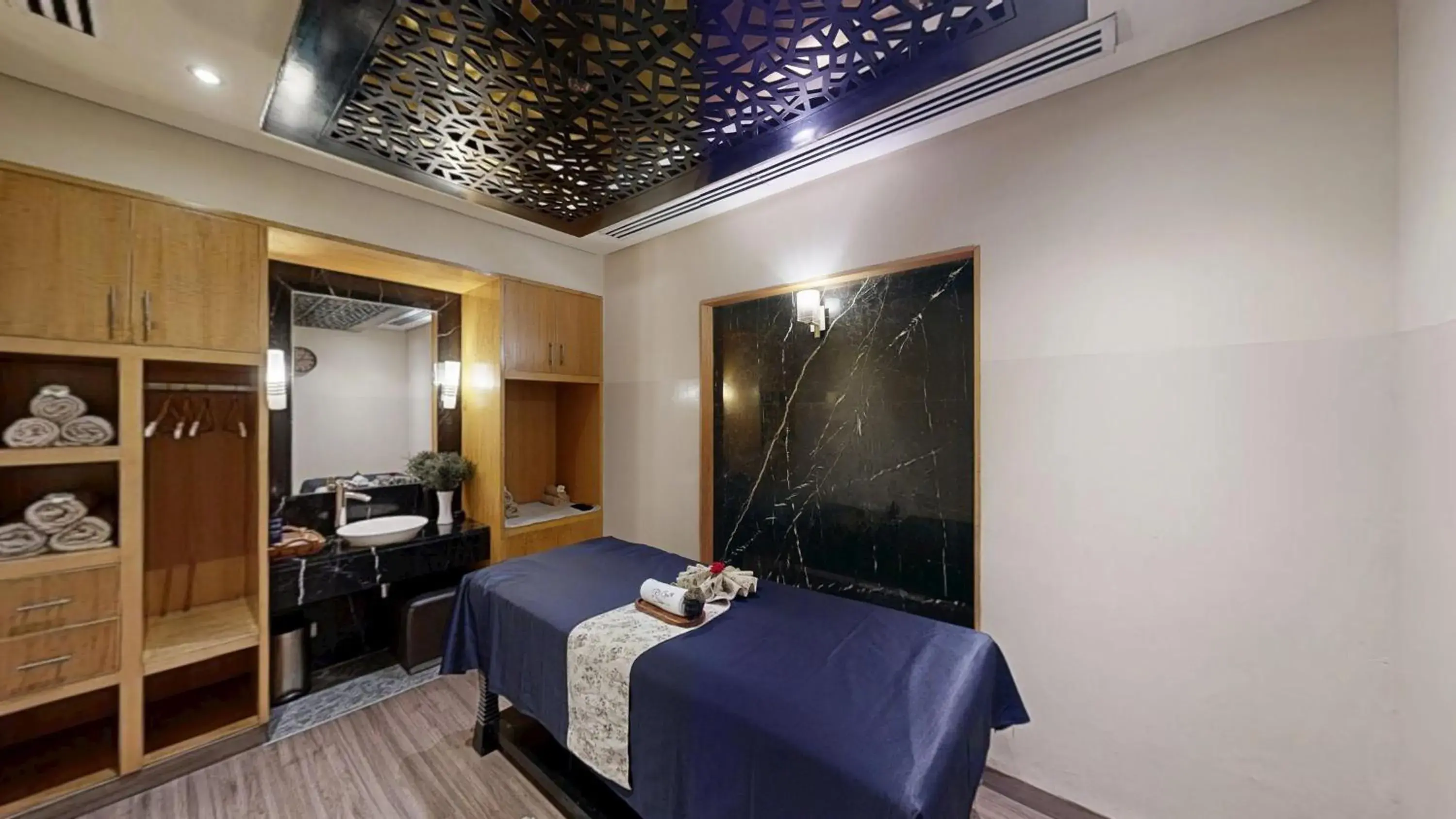 Spa and wellness centre/facilities, Bed in Radisson Blu Marina Hotel Connaught Place Spa and wellness centre/facilities, Bed in Radisson Blu Marina Hotel Connaught Place