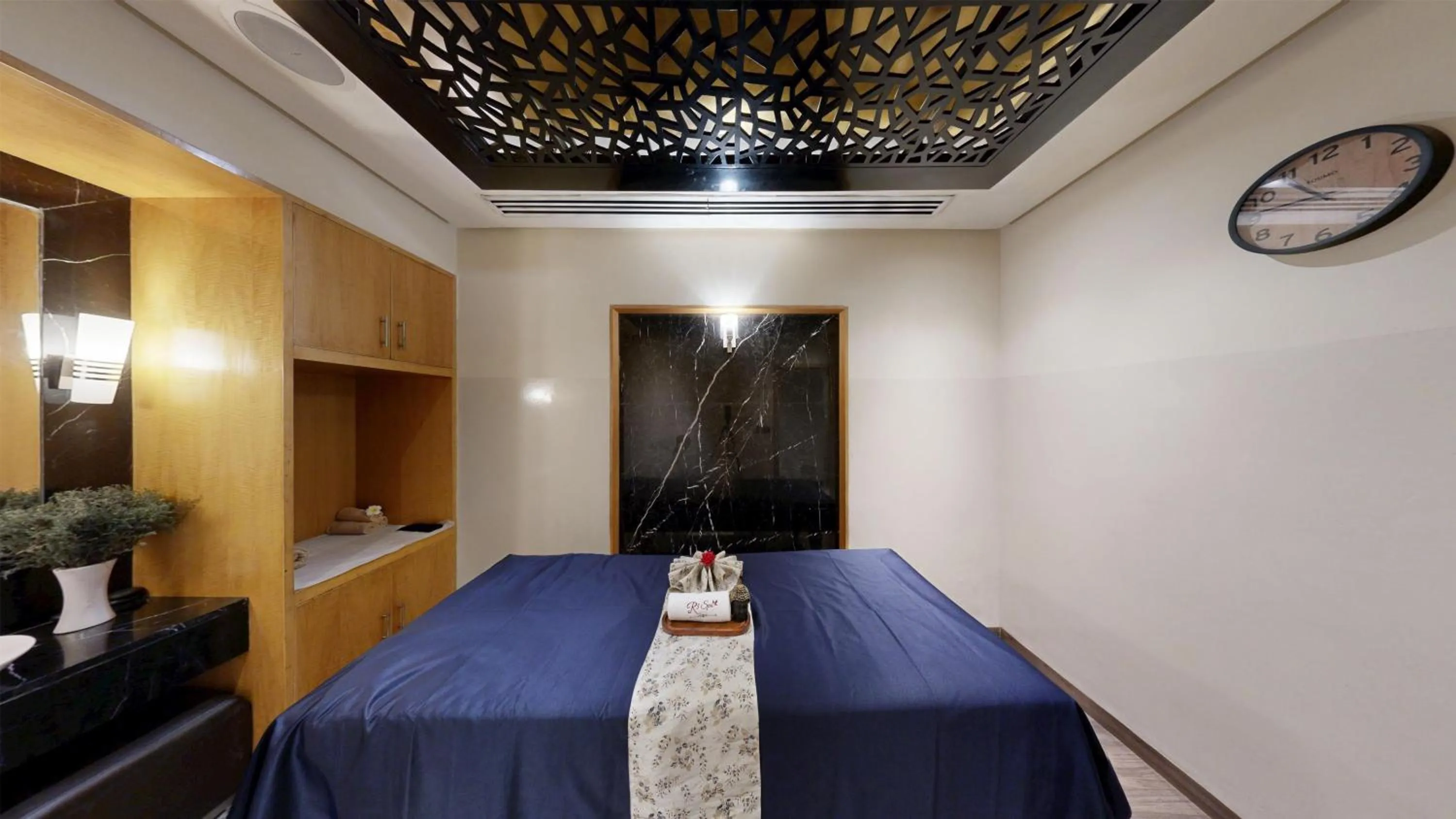 Spa and wellness centre/facilities, Bed in Radisson Blu Marina Hotel Connaught Place