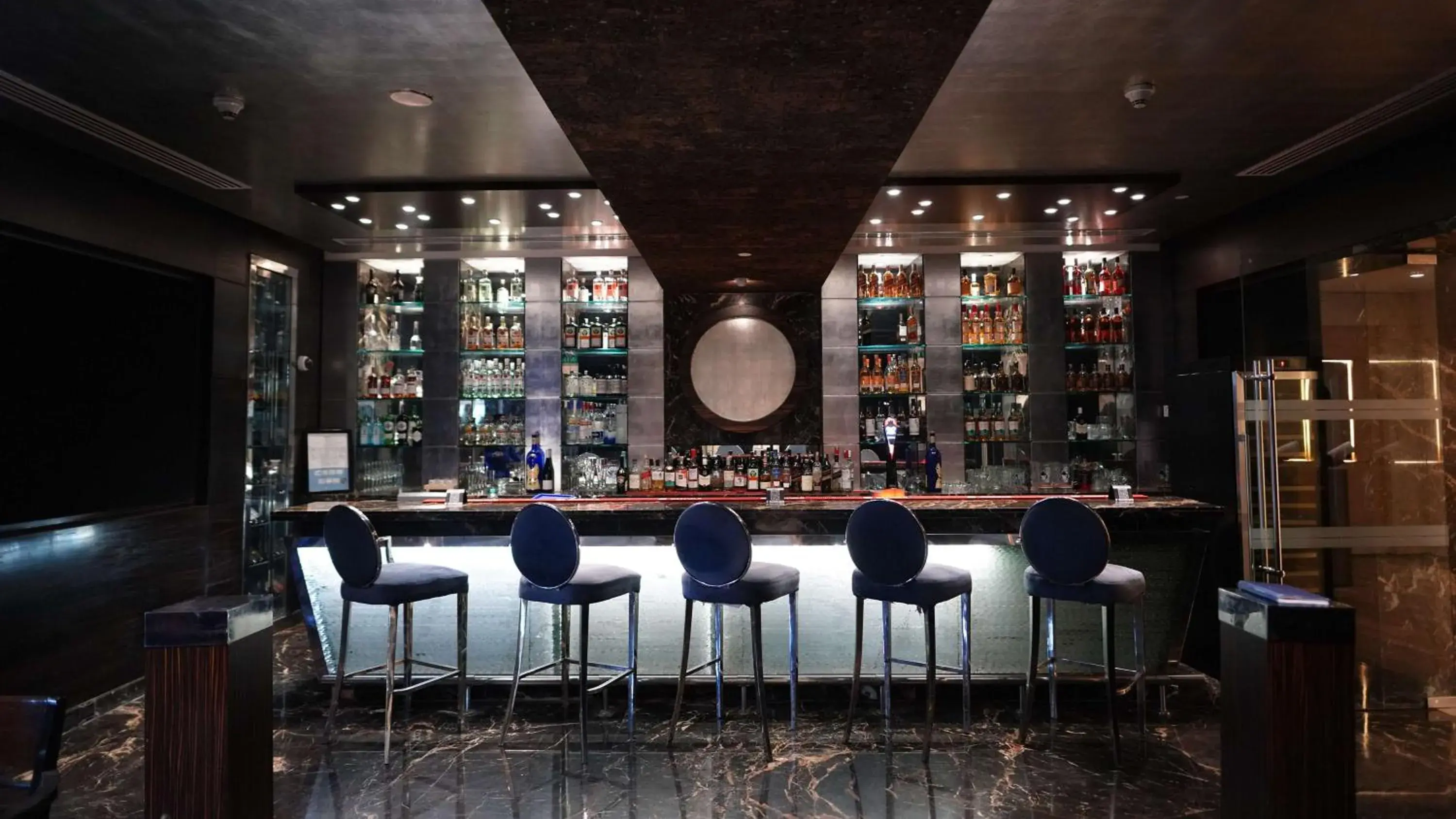 Lounge or bar in Radisson Blu Marina Hotel Connaught Place Lounge or bar in Radisson Blu Marina Hotel Connaught Place