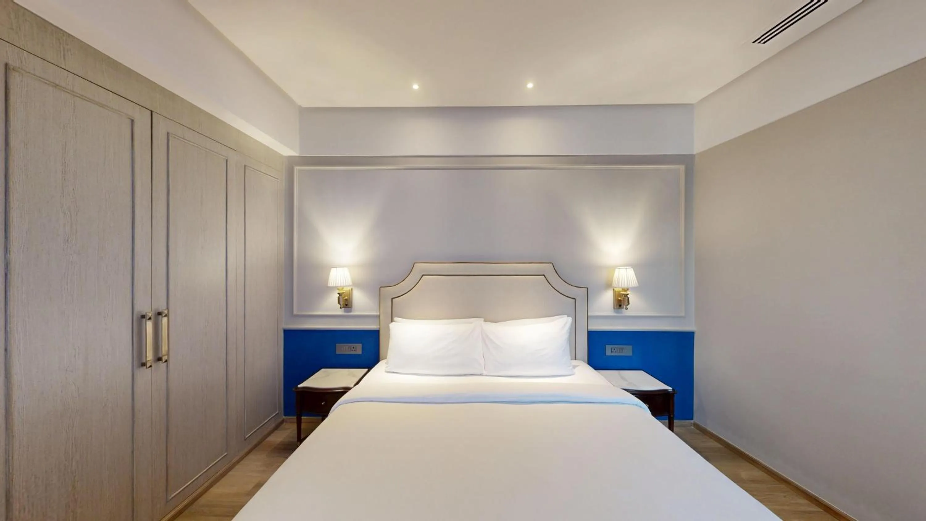 Photo of the whole room, Bed in Radisson Blu Marina Hotel Connaught Place