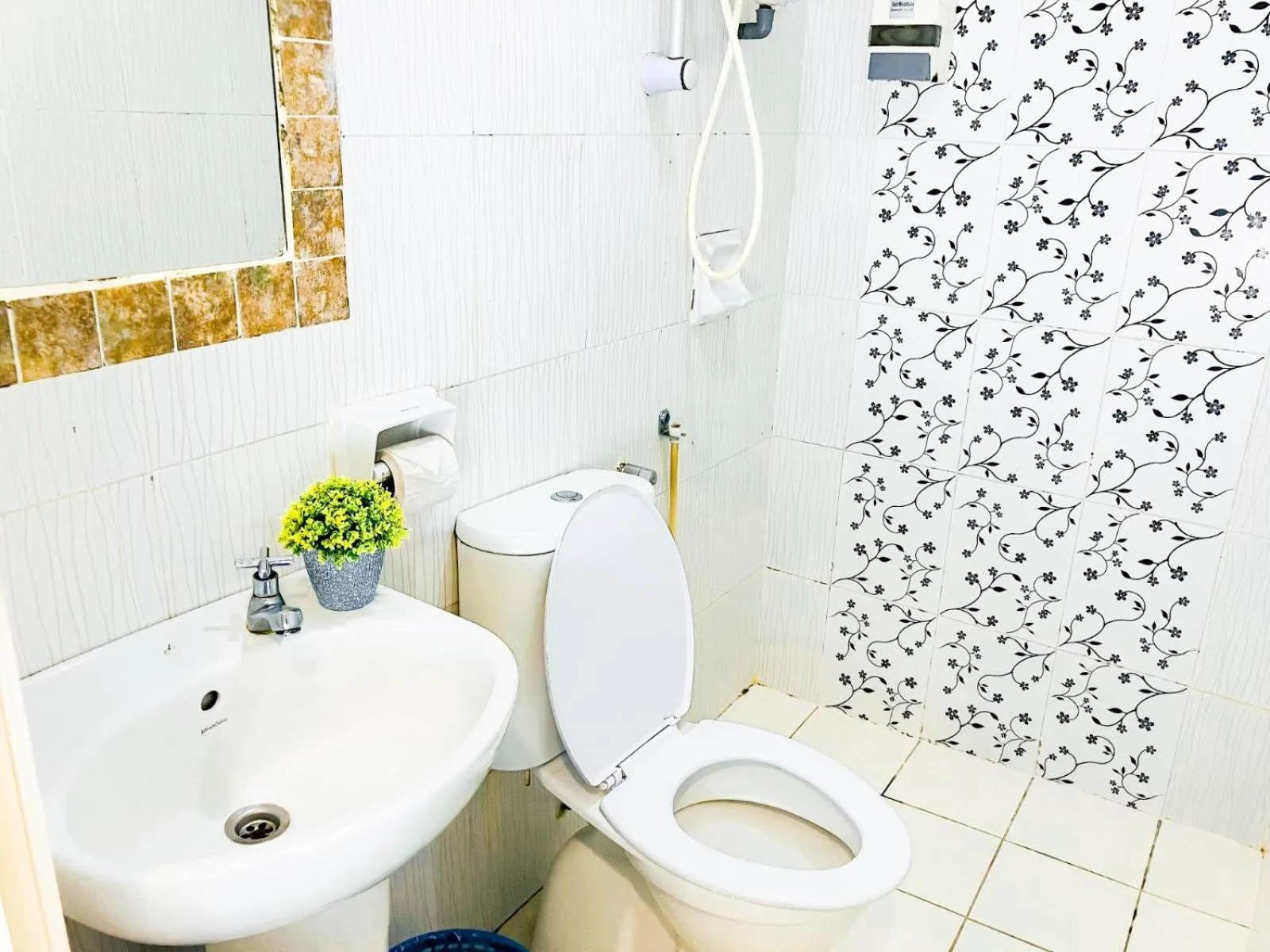 Toilet in Sun Inns Hotel Lagoon near Sunway Lagoon Theme Park