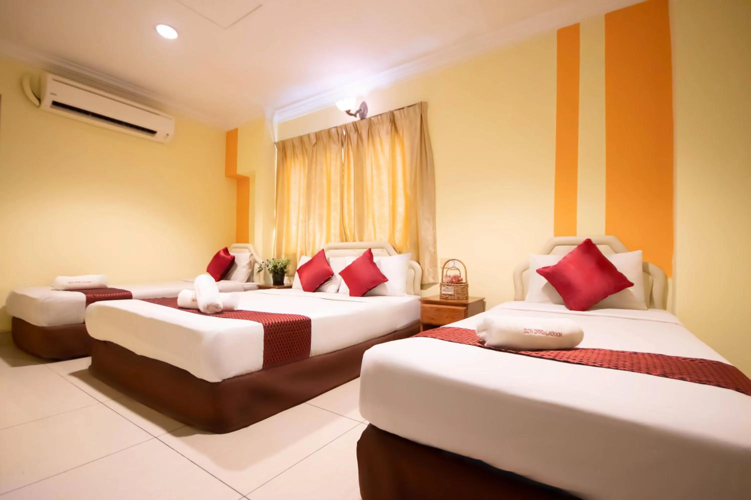 Bed in Sun Inns Hotel Lagoon near Sunway Lagoon Theme Park