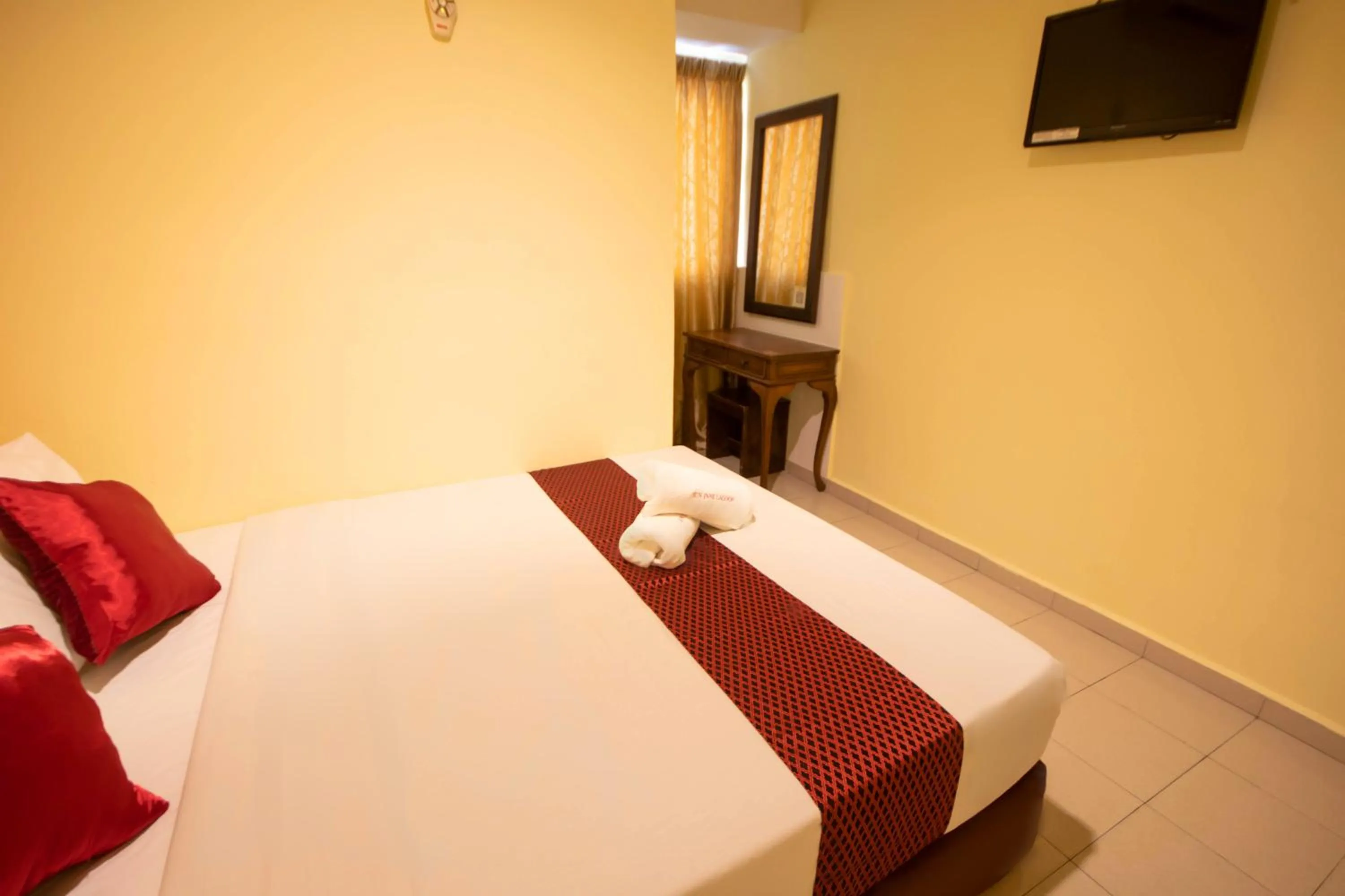 Bed in Sun Inns Hotel Lagoon near Sunway Lagoon Theme Park