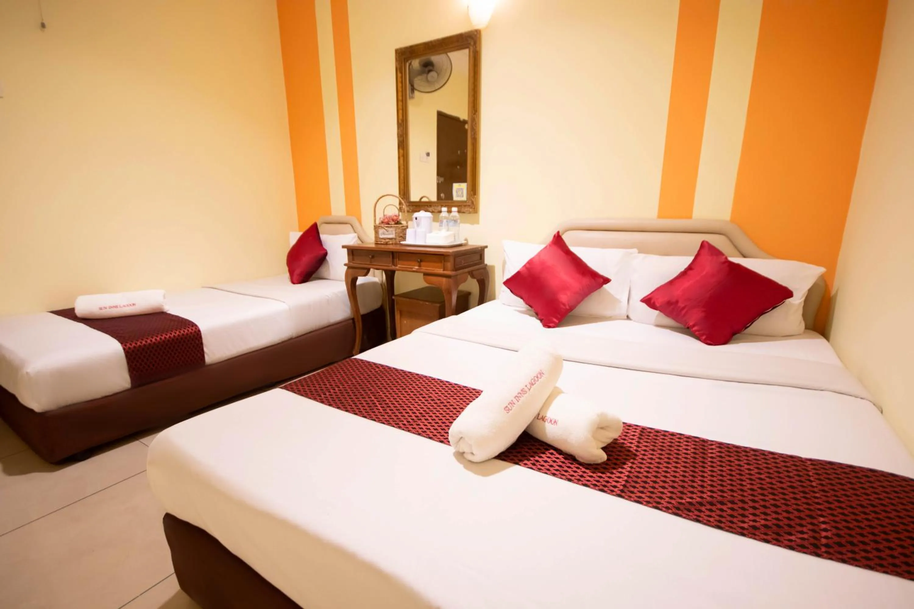 Bed in Sun Inns Hotel Lagoon near Sunway Lagoon Theme Park