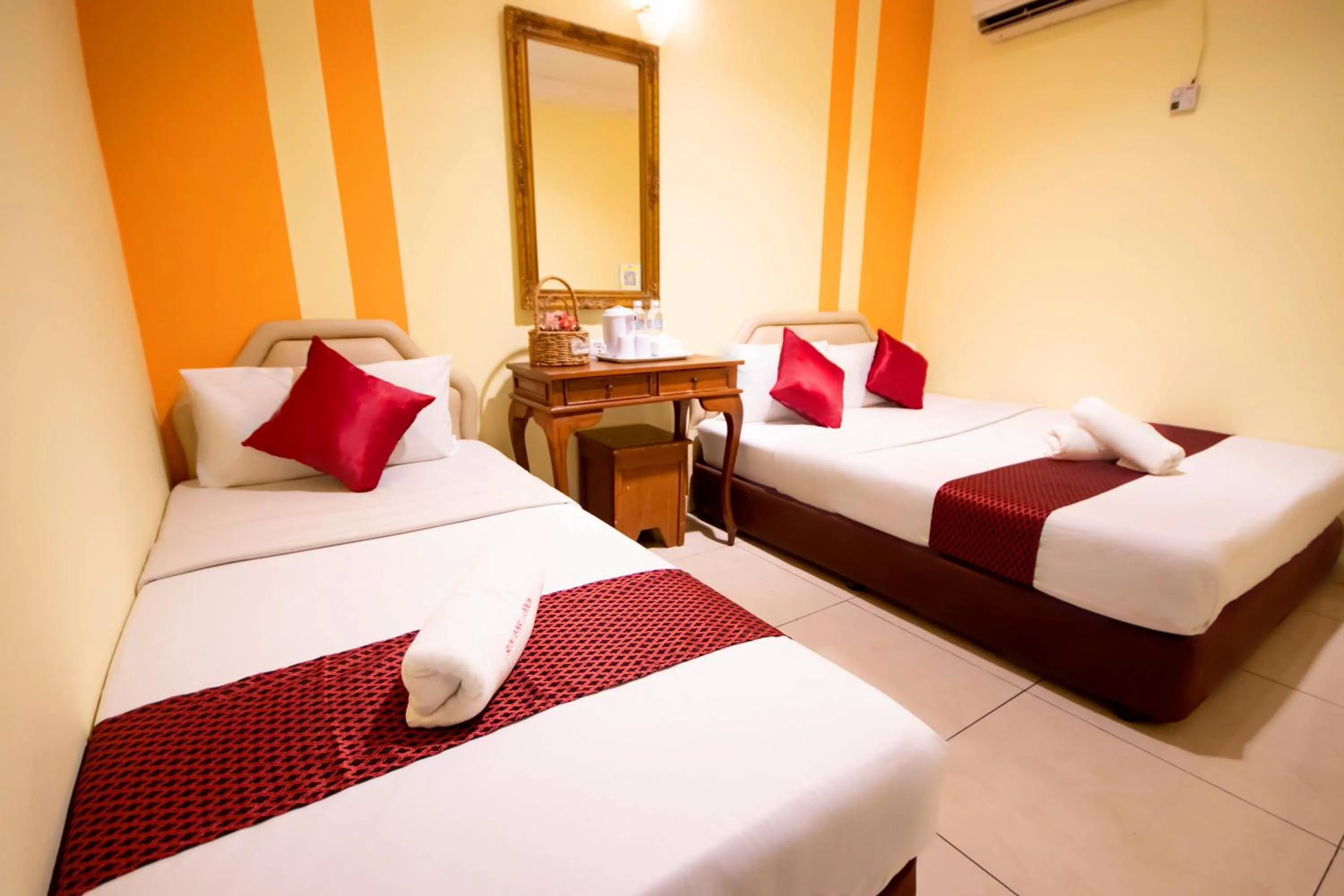 Bed in Sun Inns Hotel Lagoon near Sunway Lagoon Theme Park