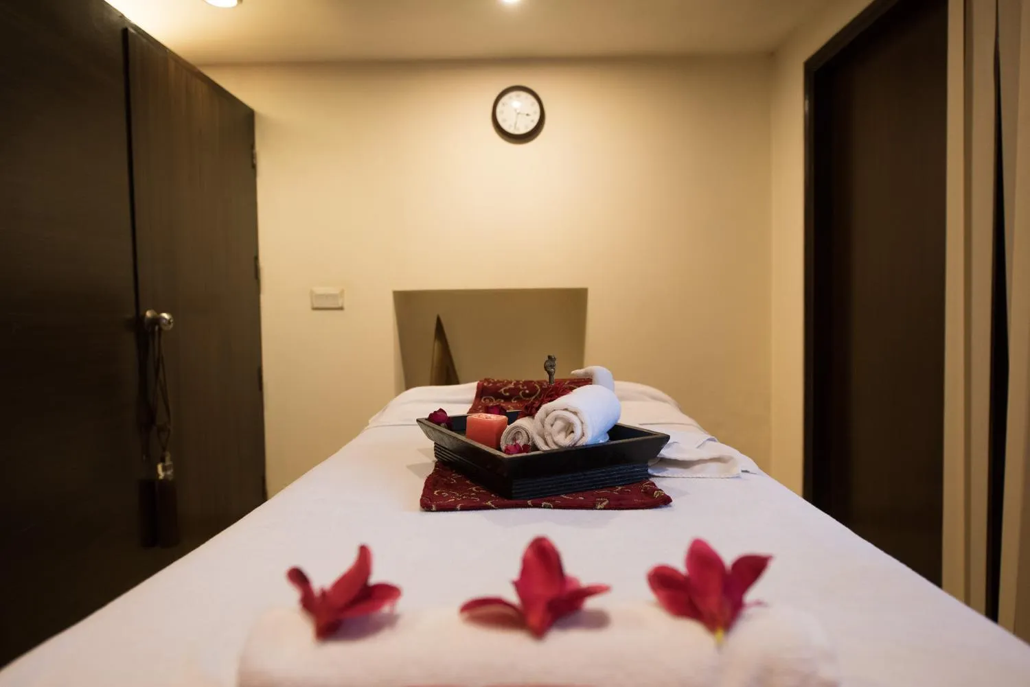 Bed in The Suryaa New Delhi