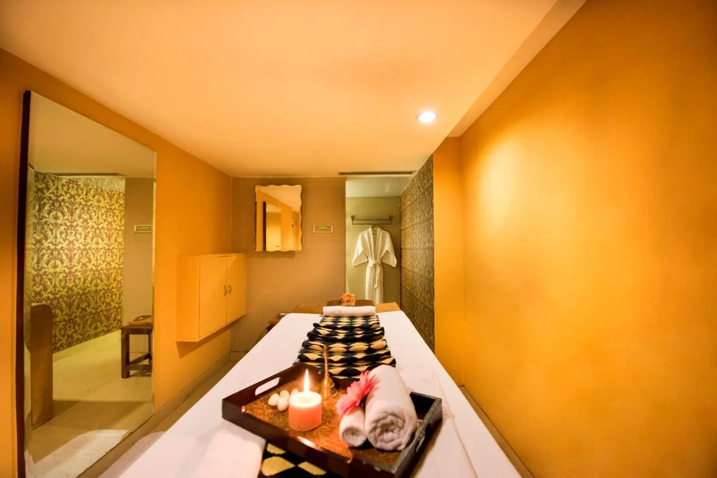 Spa and wellness centre/facilities, Bed in The Suryaa New Delhi