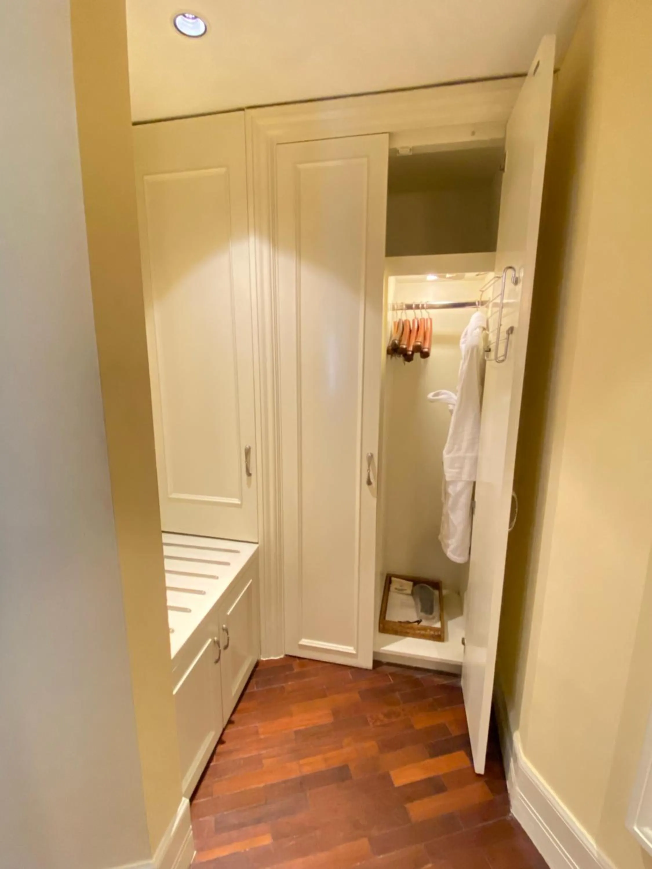 wardrobe in The Claridges New Delhi