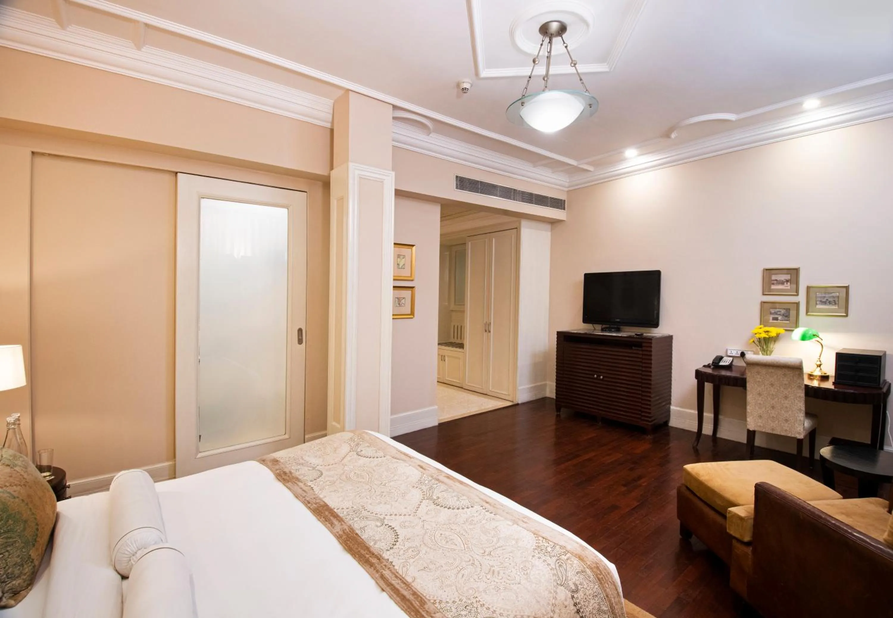 Bed in The Claridges New Delhi