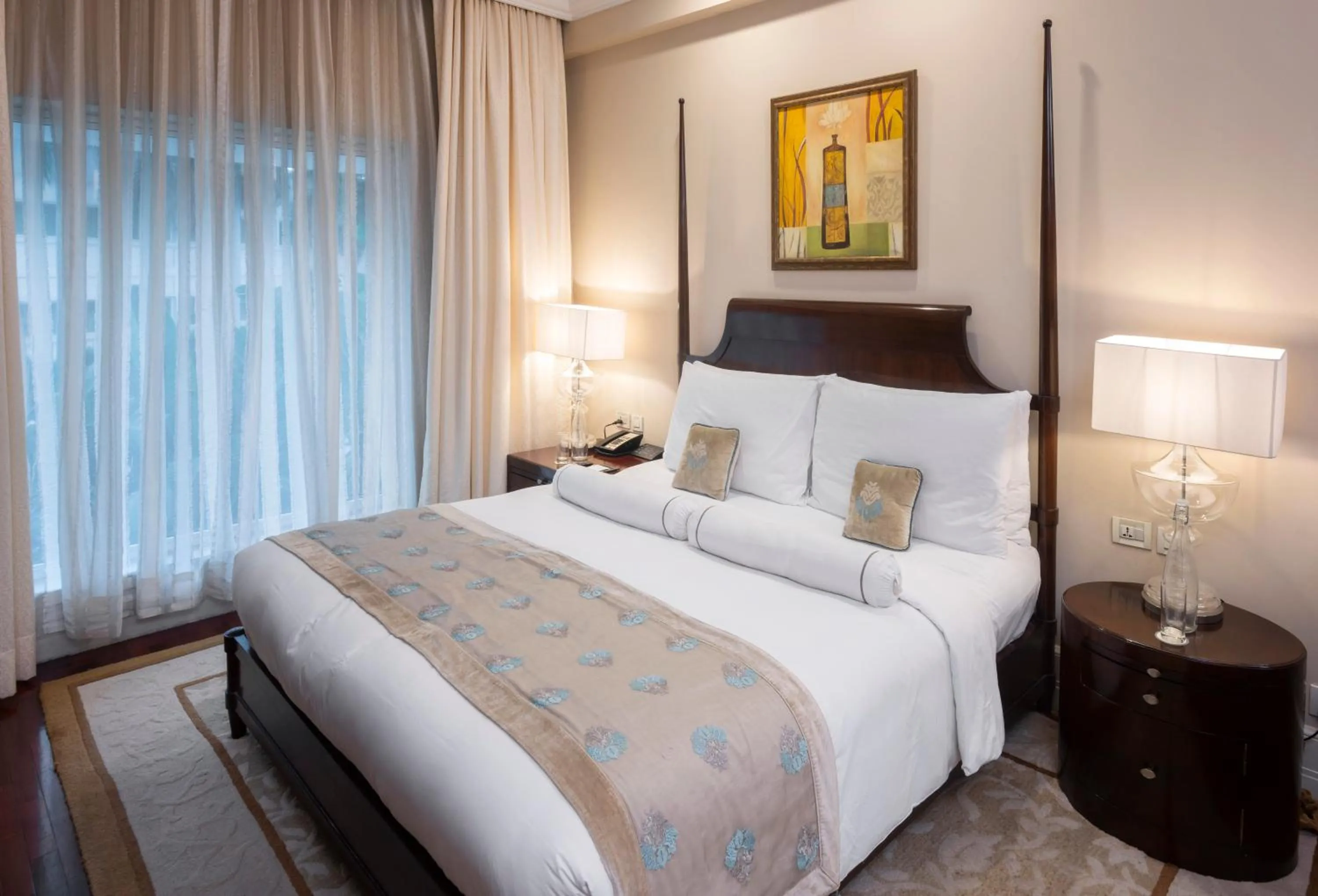 Bed in The Claridges New Delhi