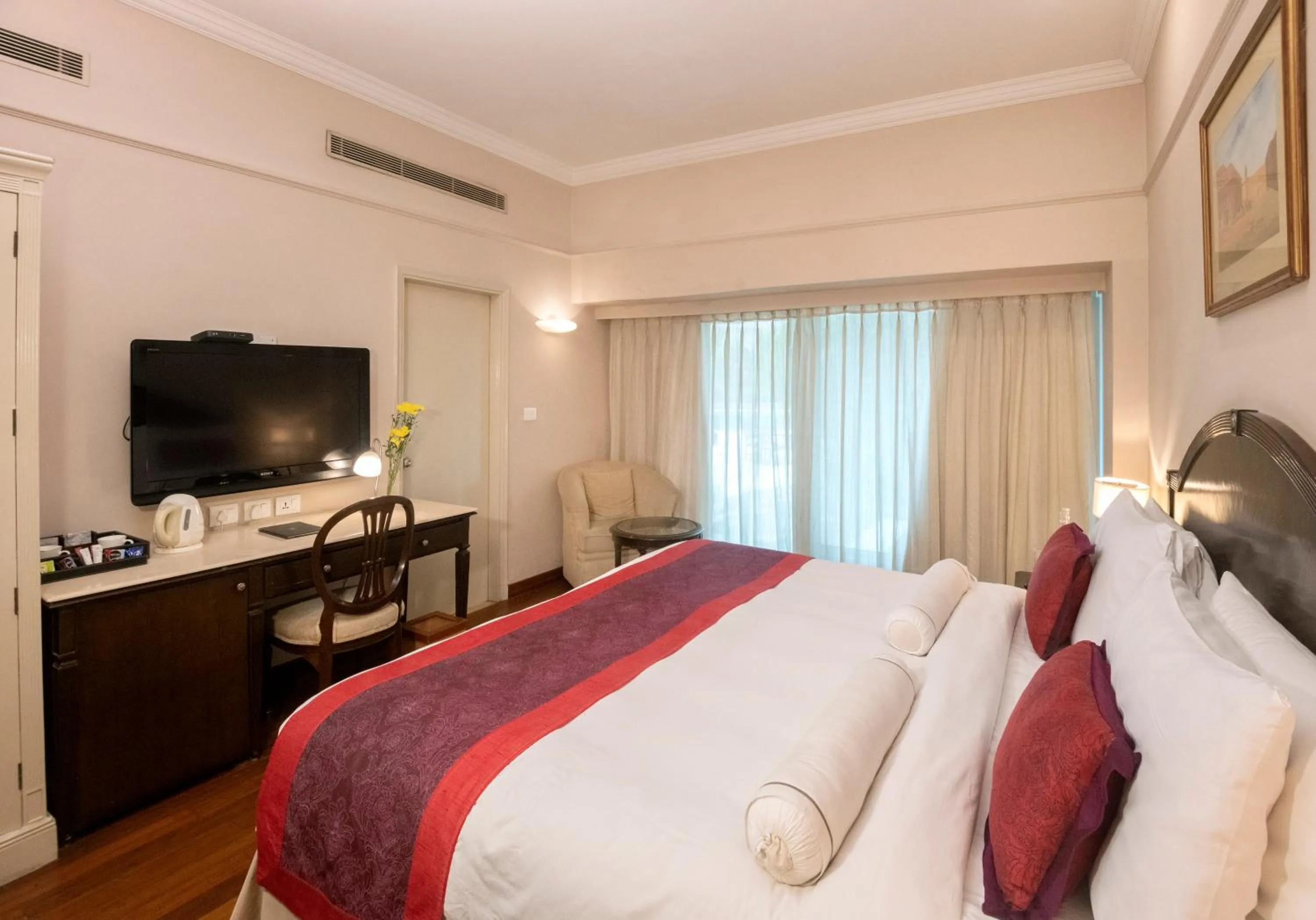 Bed in The Claridges New Delhi