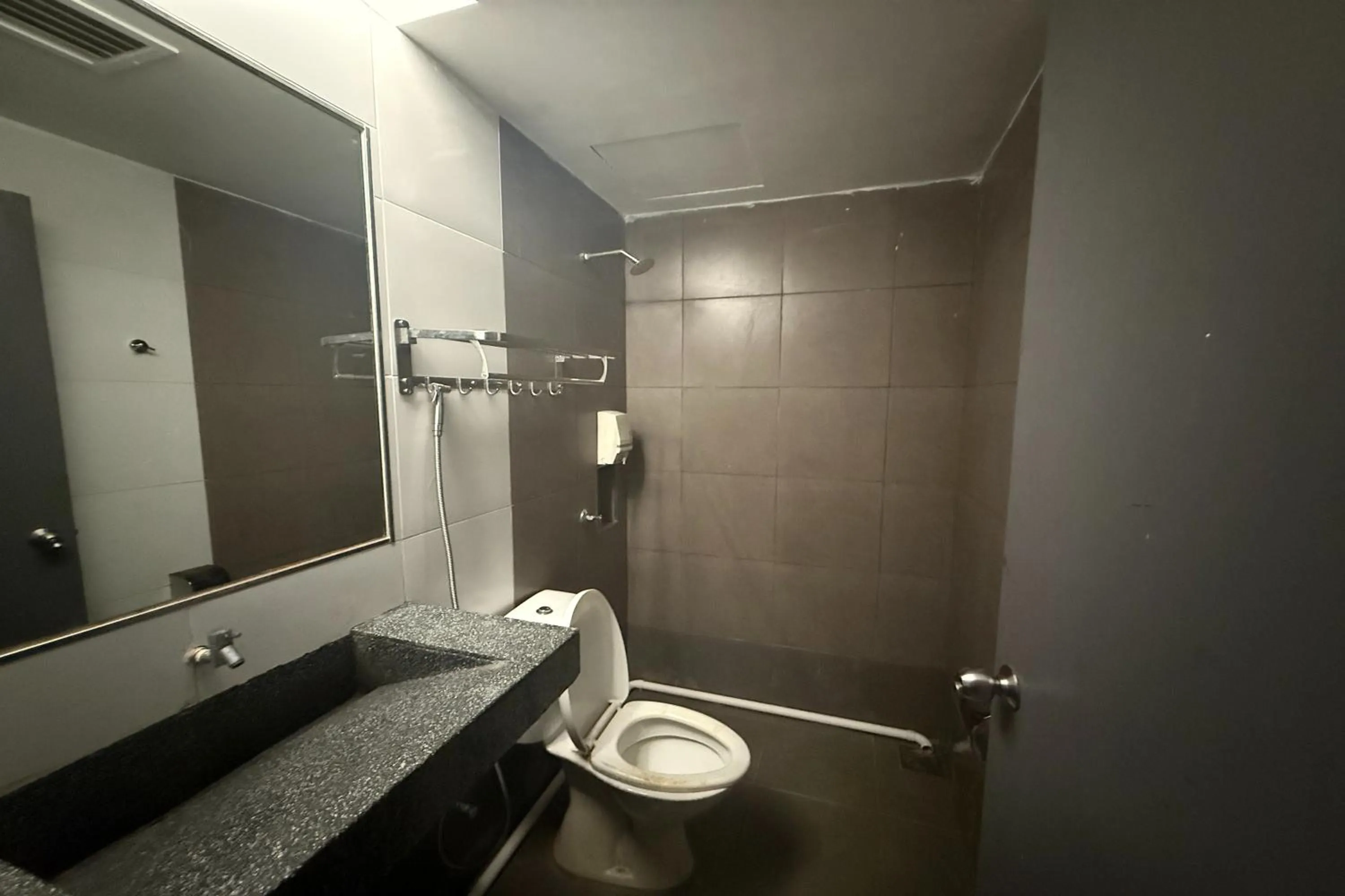 Shower in Tiong Nam Hotel