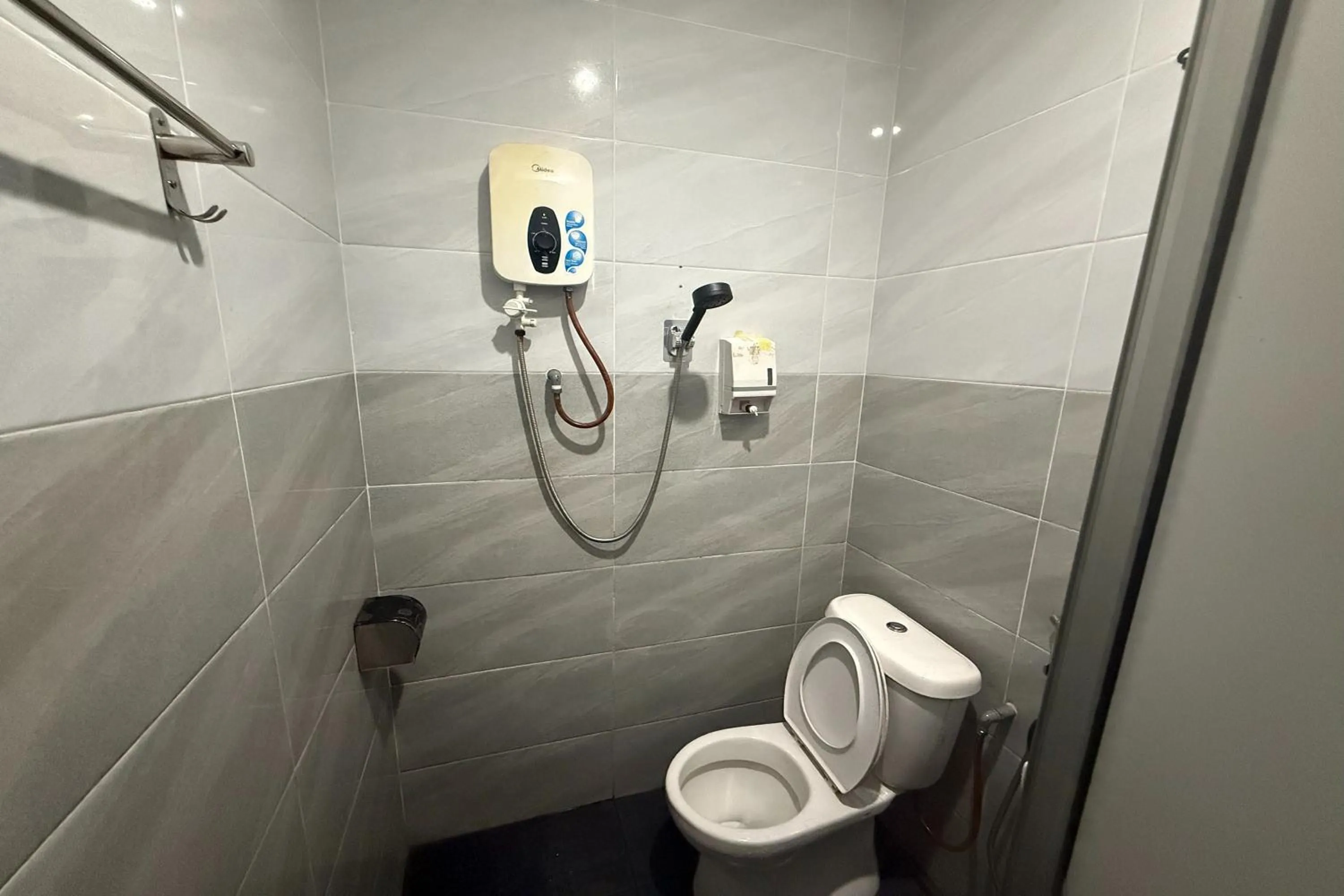 Shower in Tiong Nam Hotel