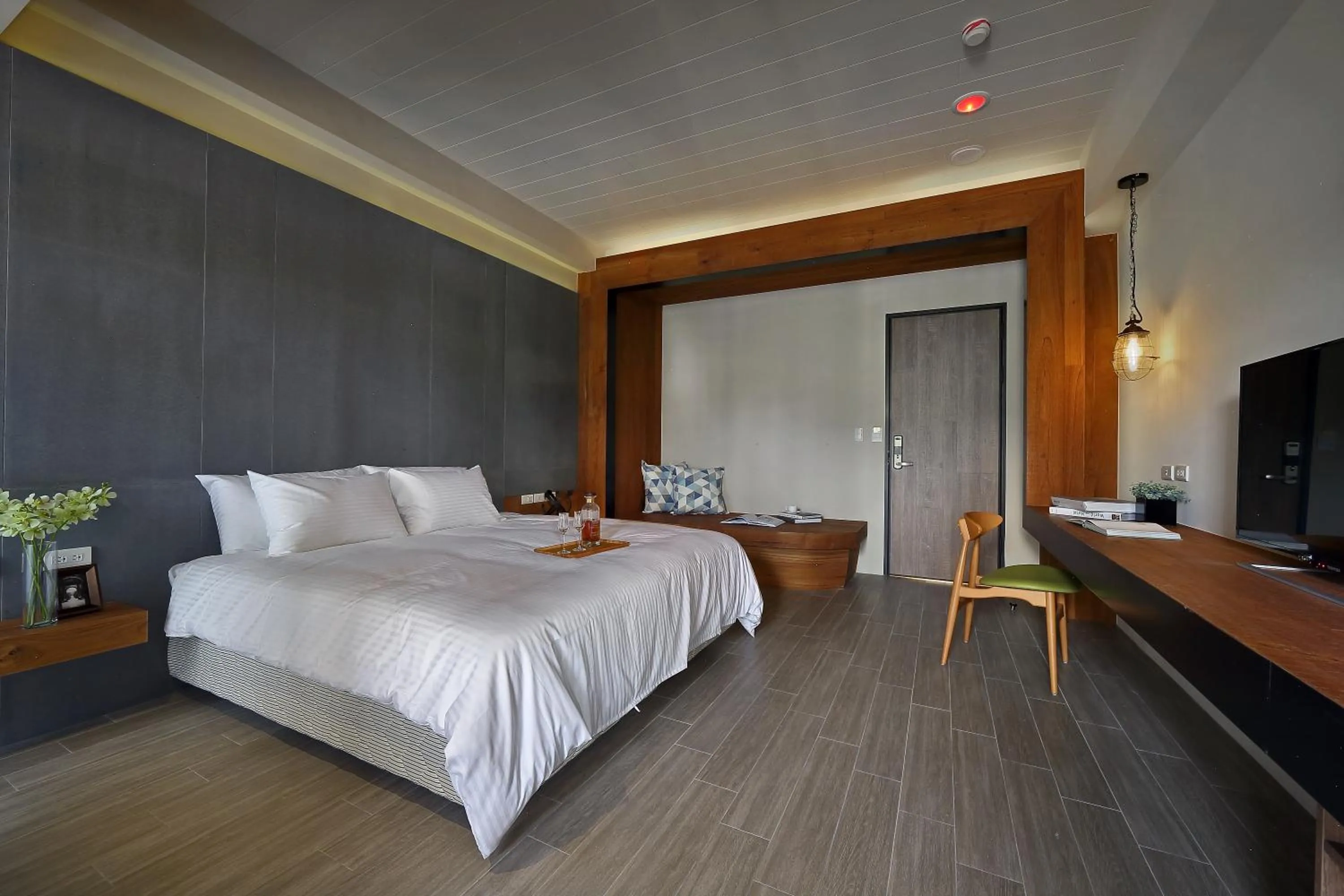 Photo of the whole room, Bed in Sun Moon Lake Blue Sky Bay B&B