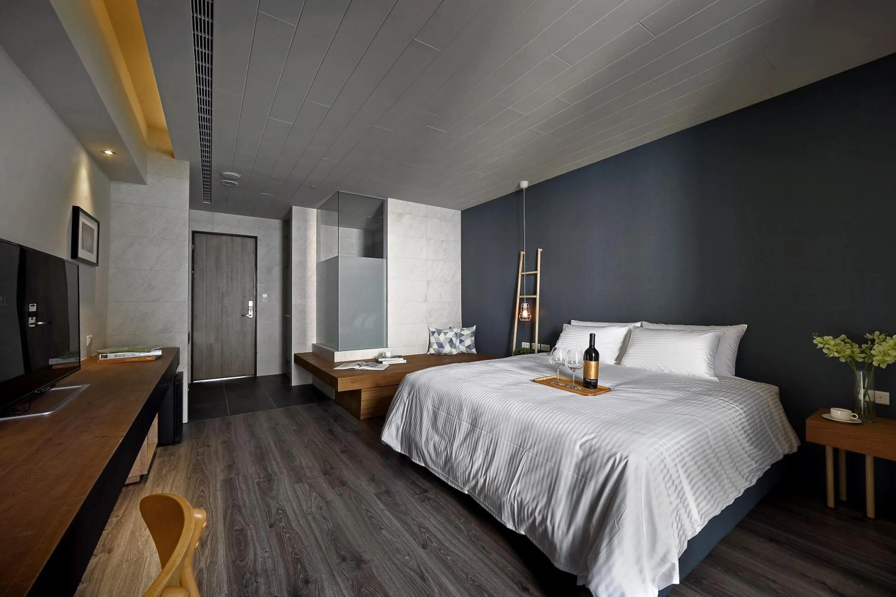 Bed in Sun Moon Lake Blue Sky Bay B&B