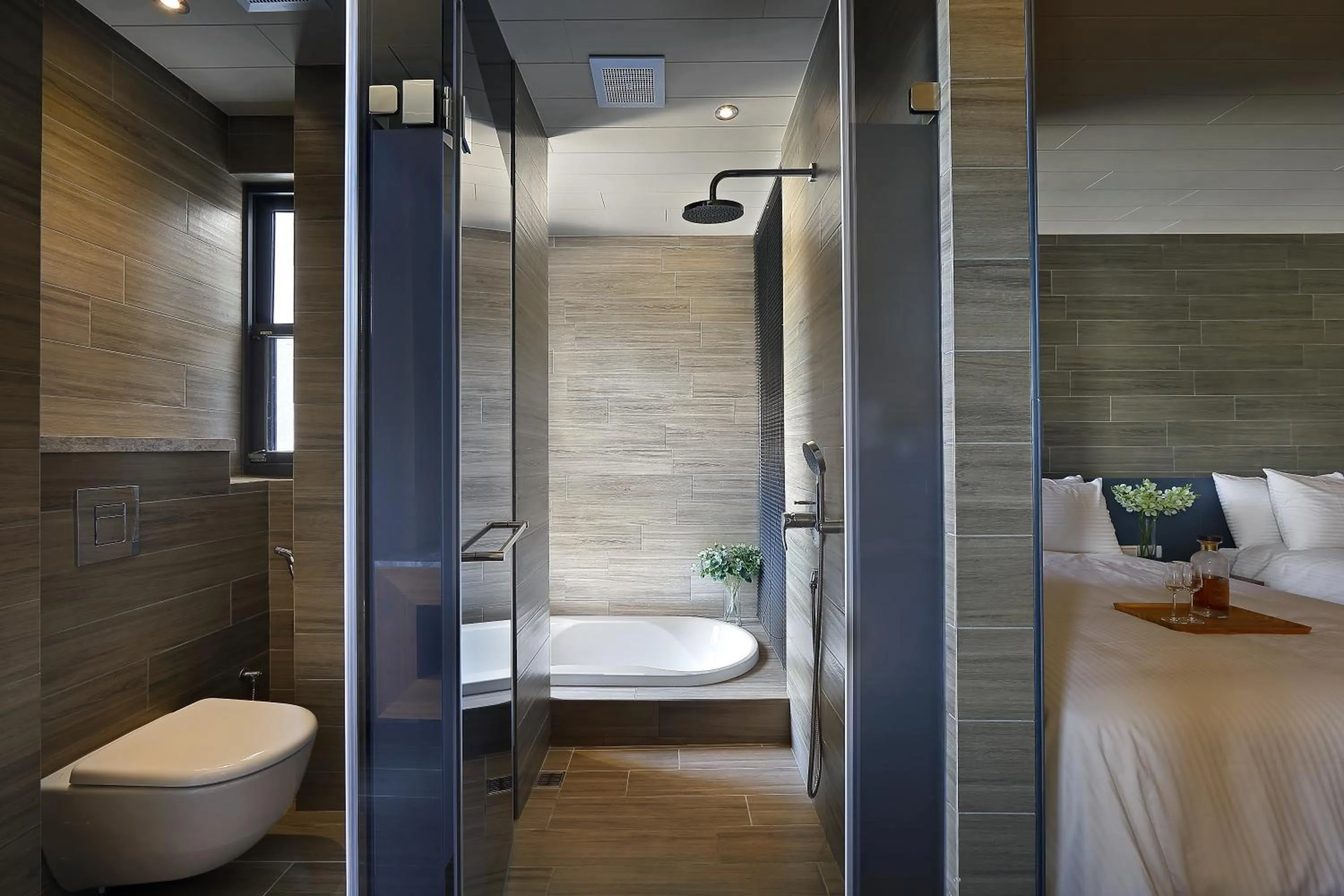 Shower, Bed in Sun Moon Lake Blue Sky Bay B&B