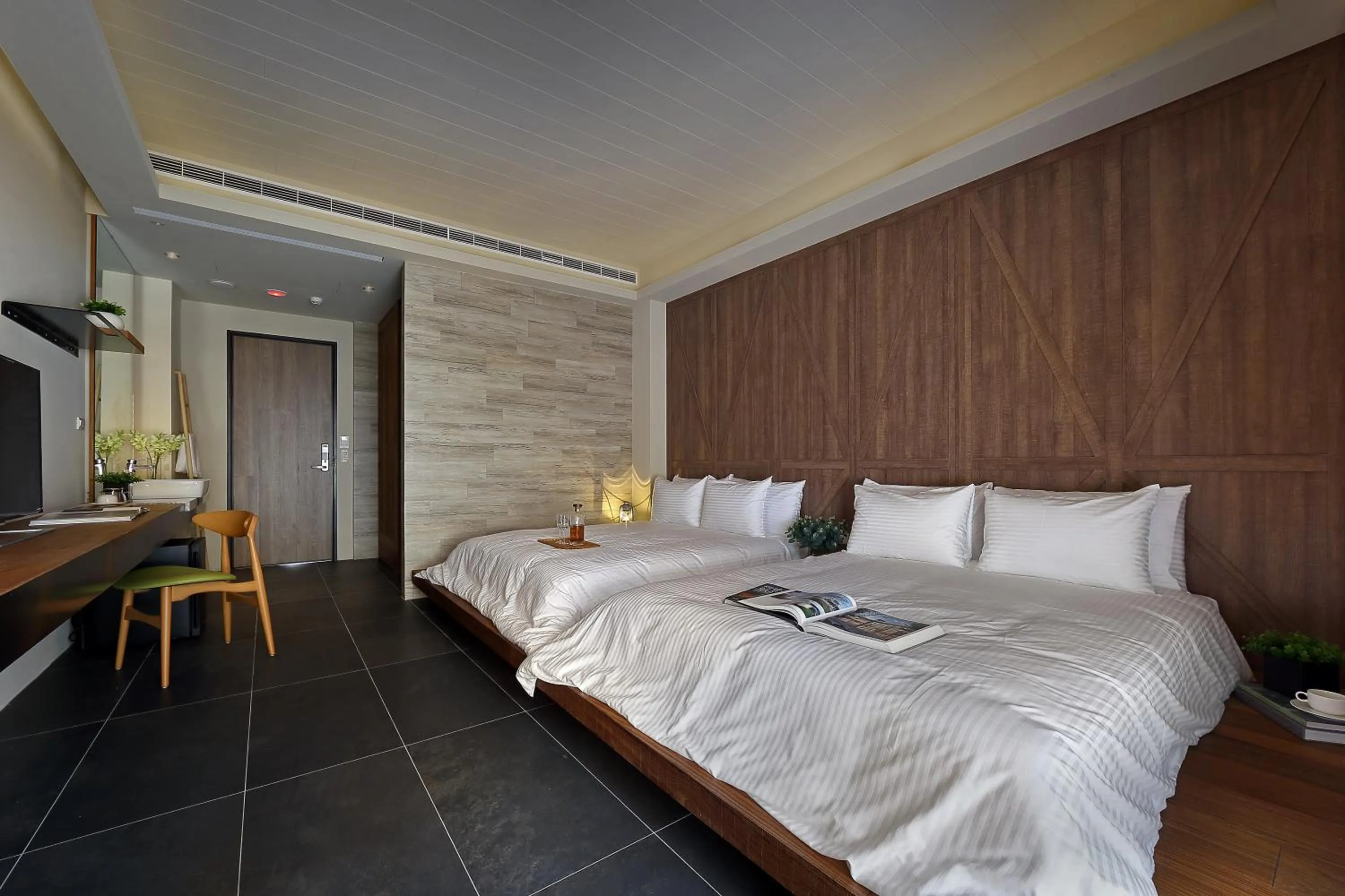 Bed in Sun Moon Lake Blue Sky Bay B&B