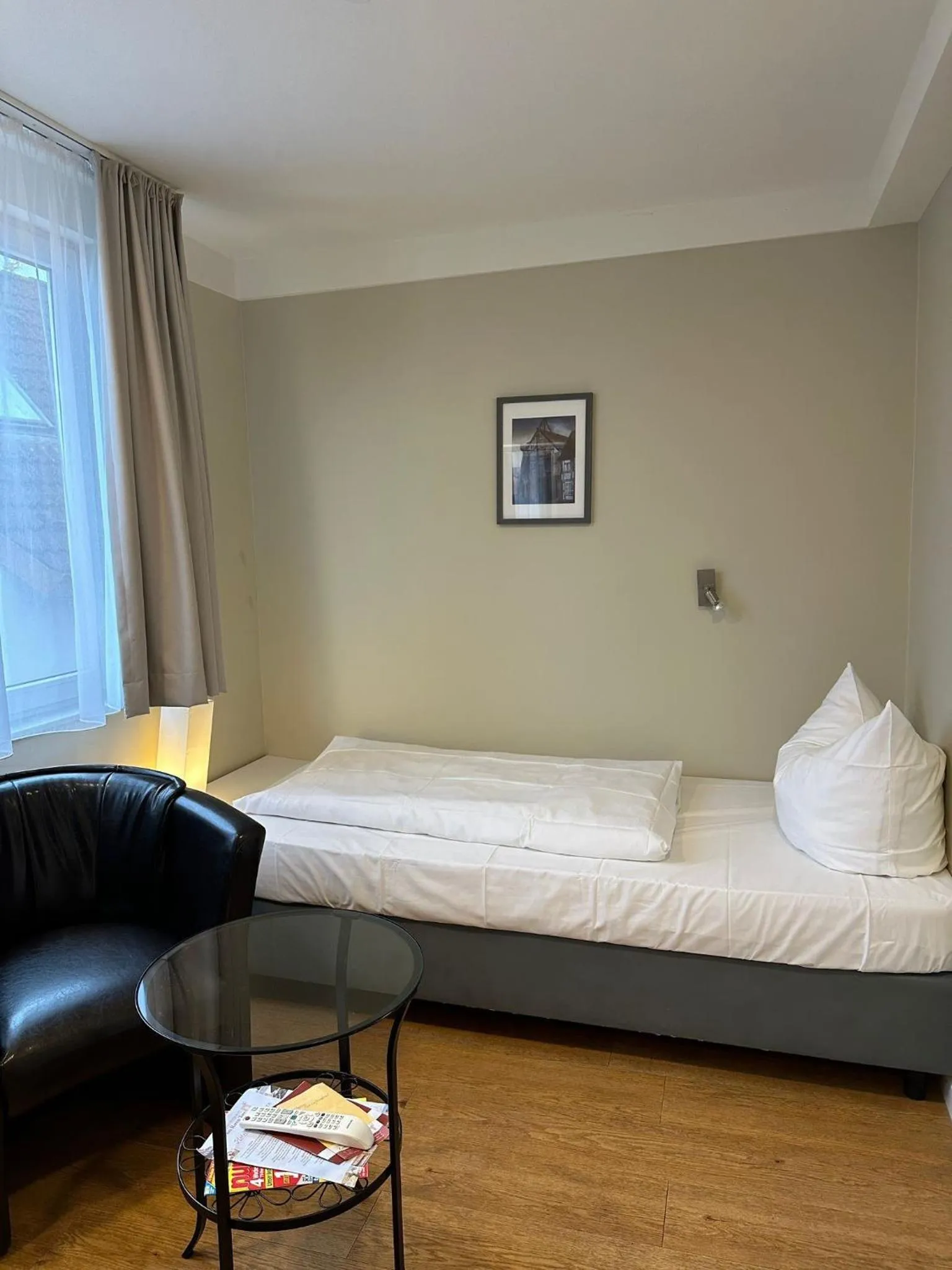 Photo of the whole room, Bed in Hotel Zum Roten Tore