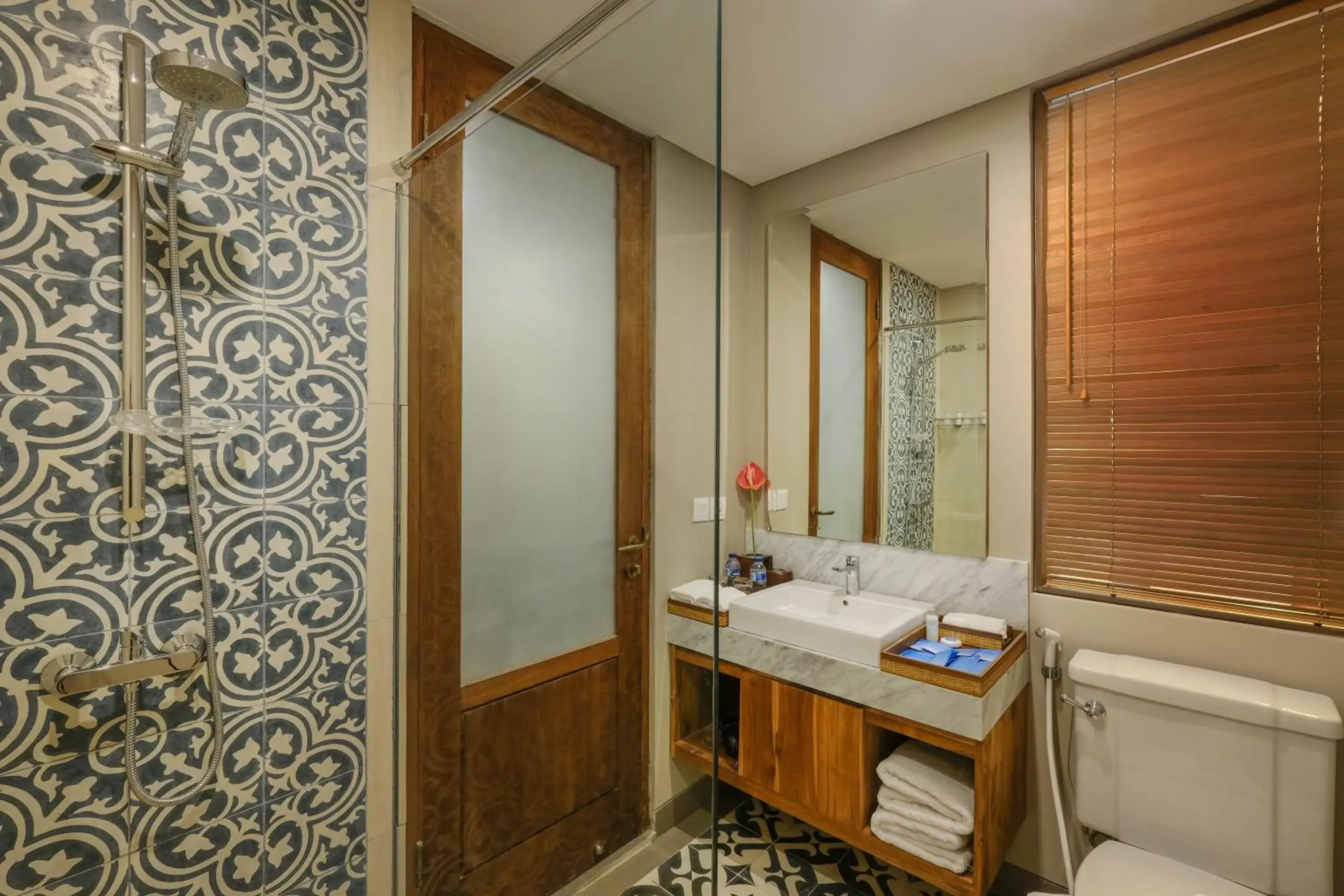 Bathroom in Sagara Candidasa by AHM Bathroom in Sagara Candidasa by AHM