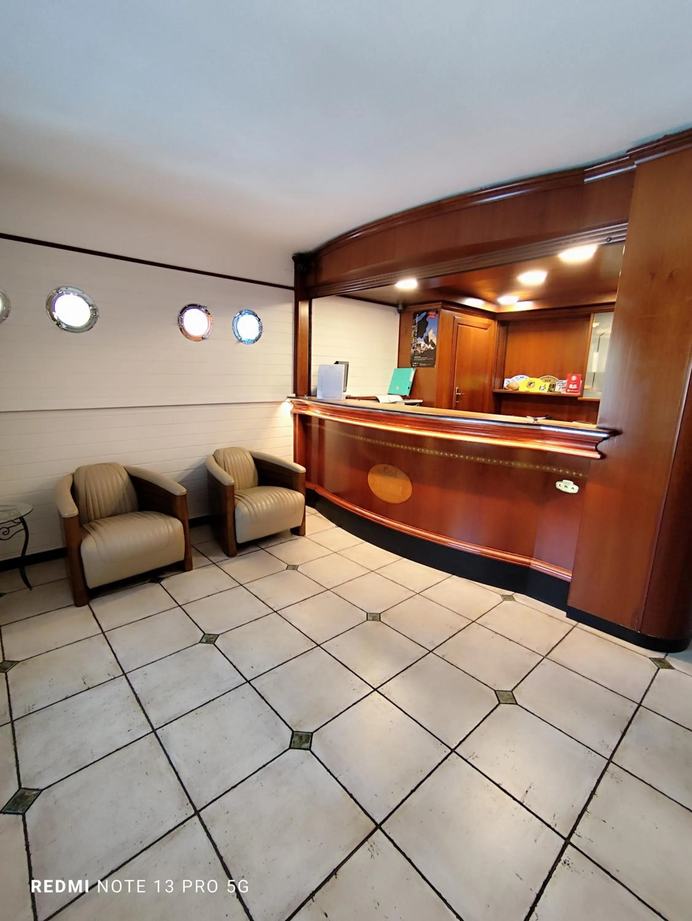 Lobby or reception in Hôtel Le Claridge
