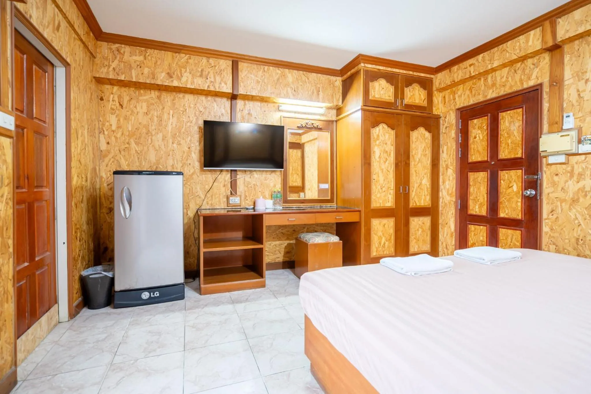 Bed in Chatsuree Mansion