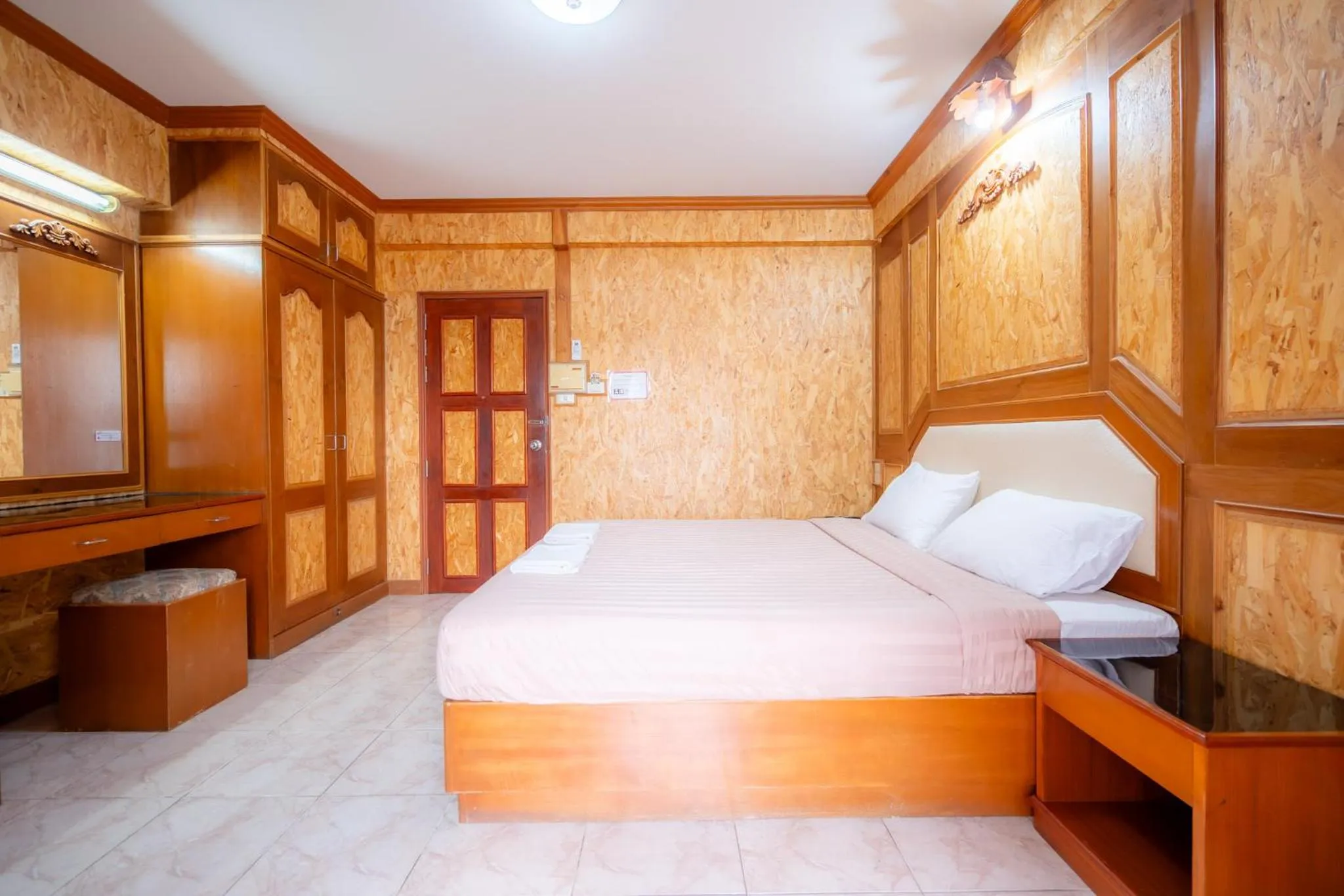 Bed in Chatsuree Mansion