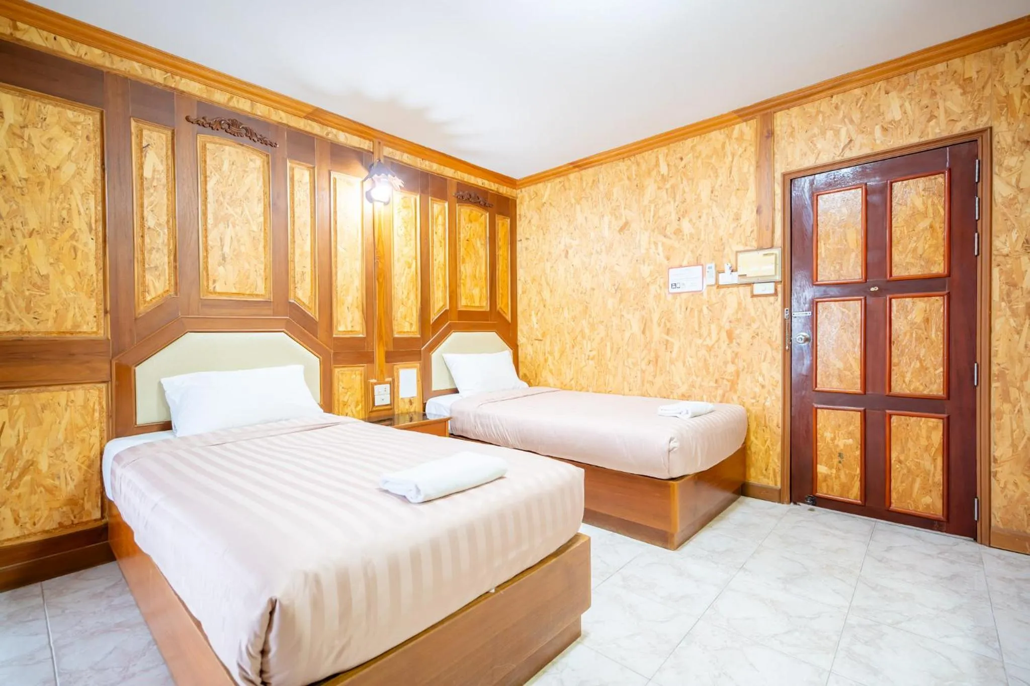 Bed in Chatsuree Mansion