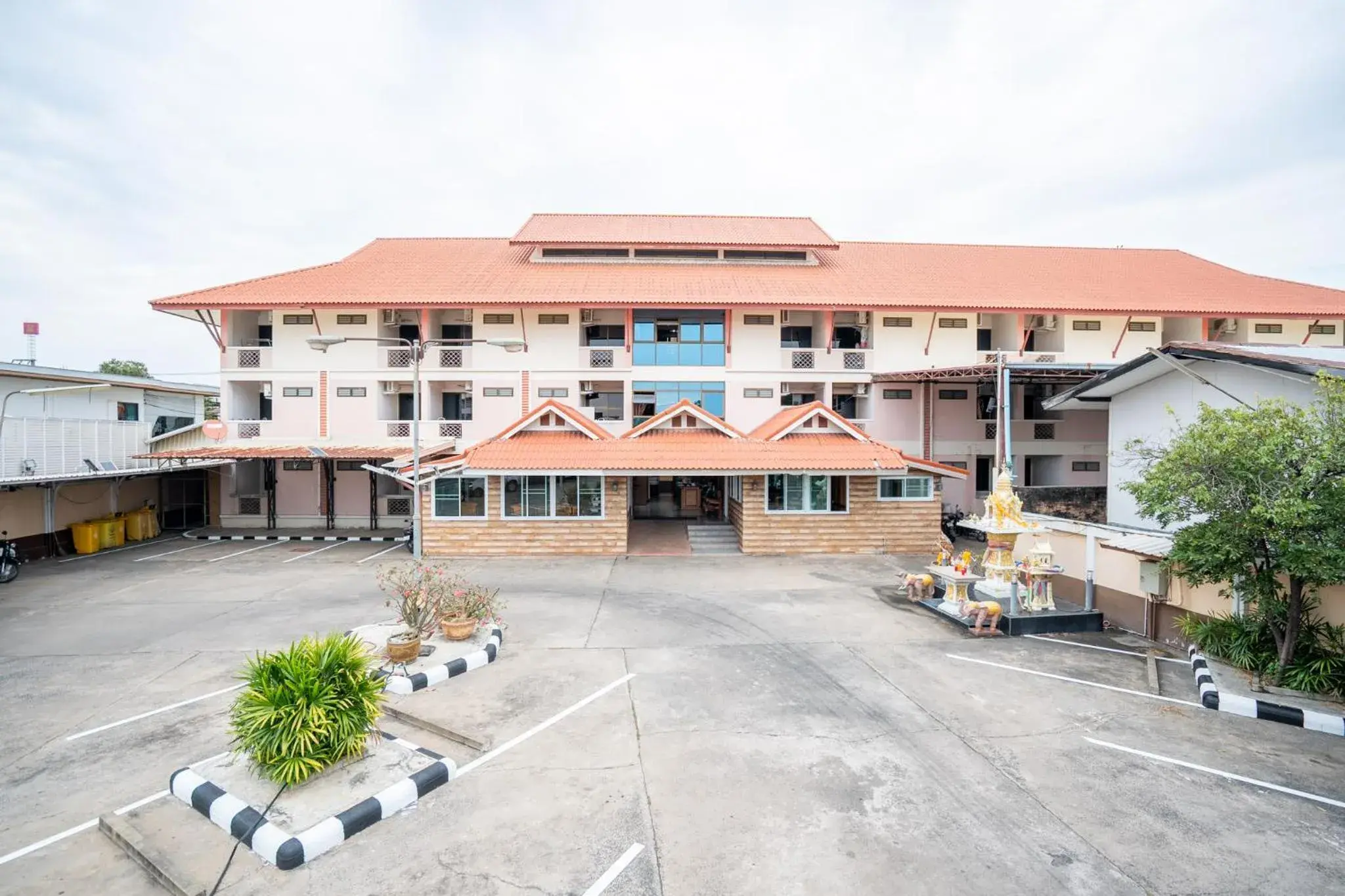 Property building in Chatsuree Mansion Property building in Chatsuree Mansion