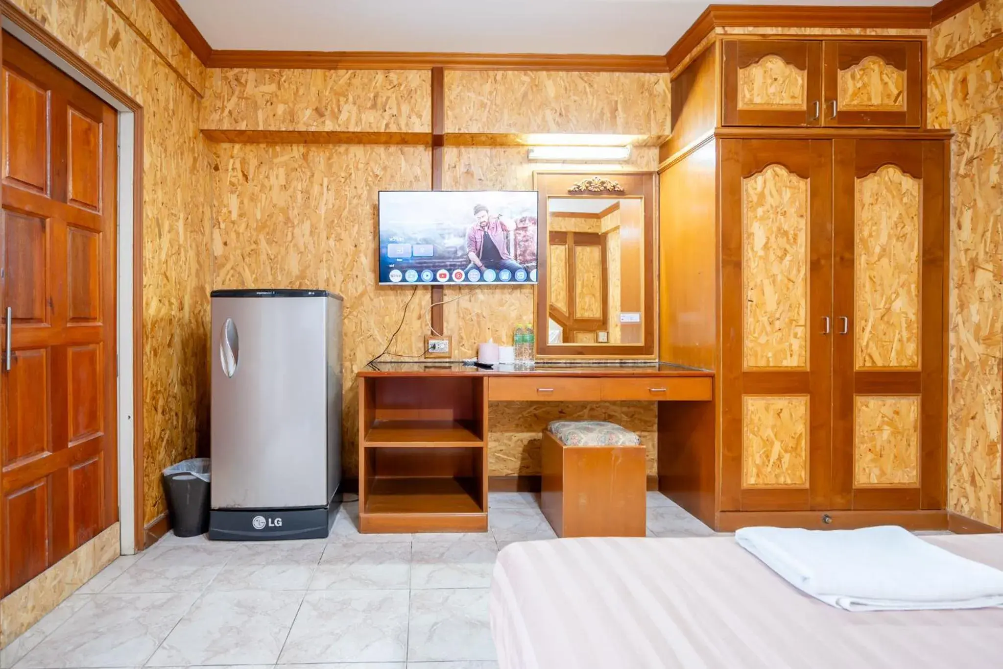 TV and multimedia, Bed in Chatsuree Mansion TV and multimedia, Bed in Chatsuree Mansion