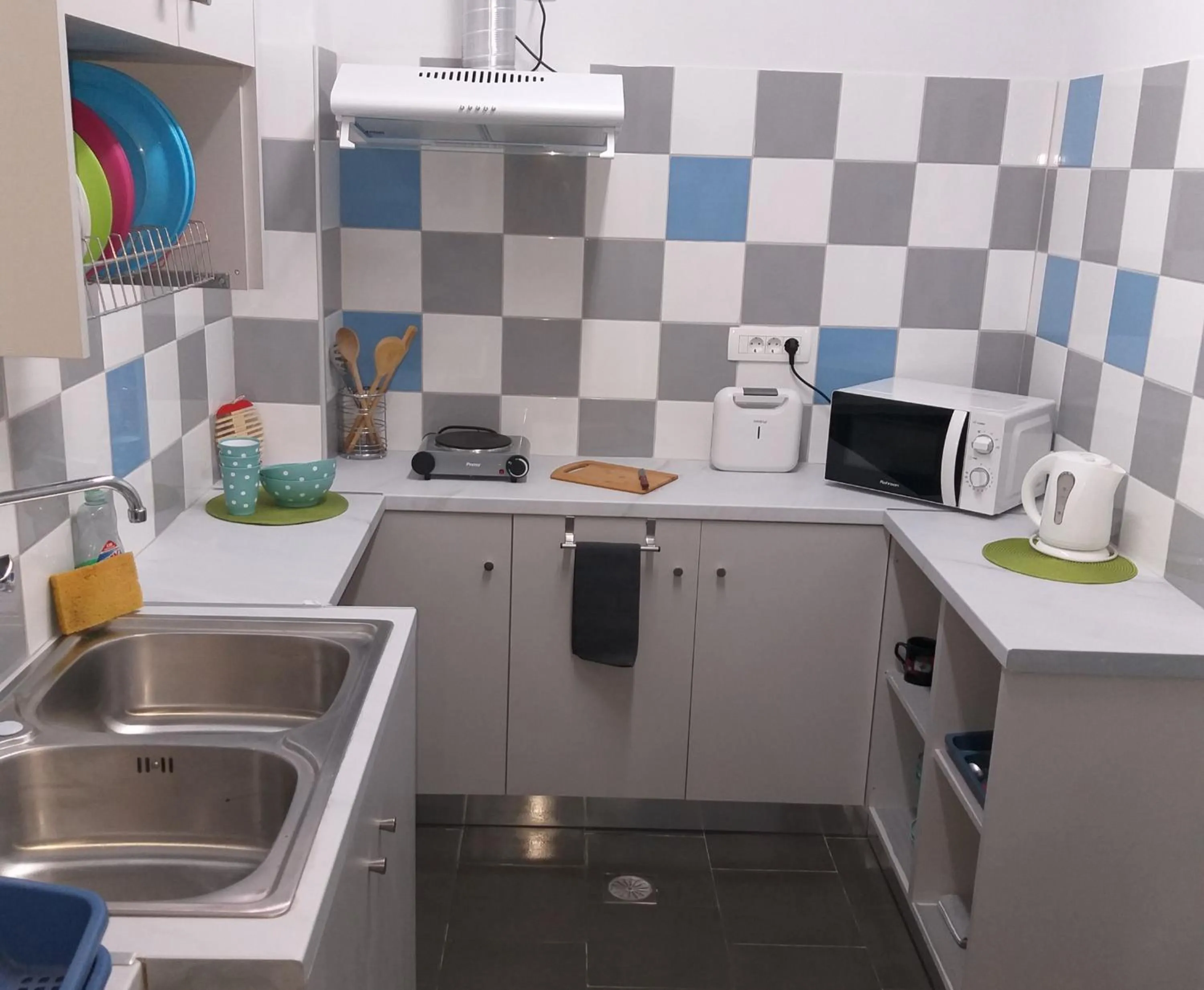 Communal kitchen in Youth hostel Anna