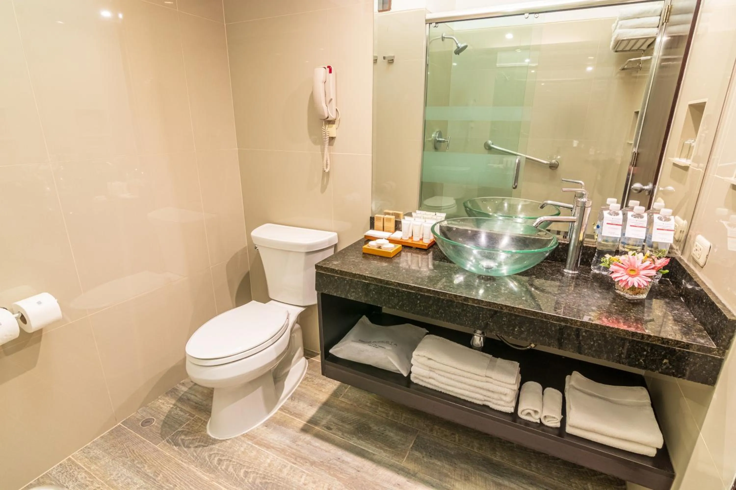 Shower in Sonesta Posadas del Inca Puno