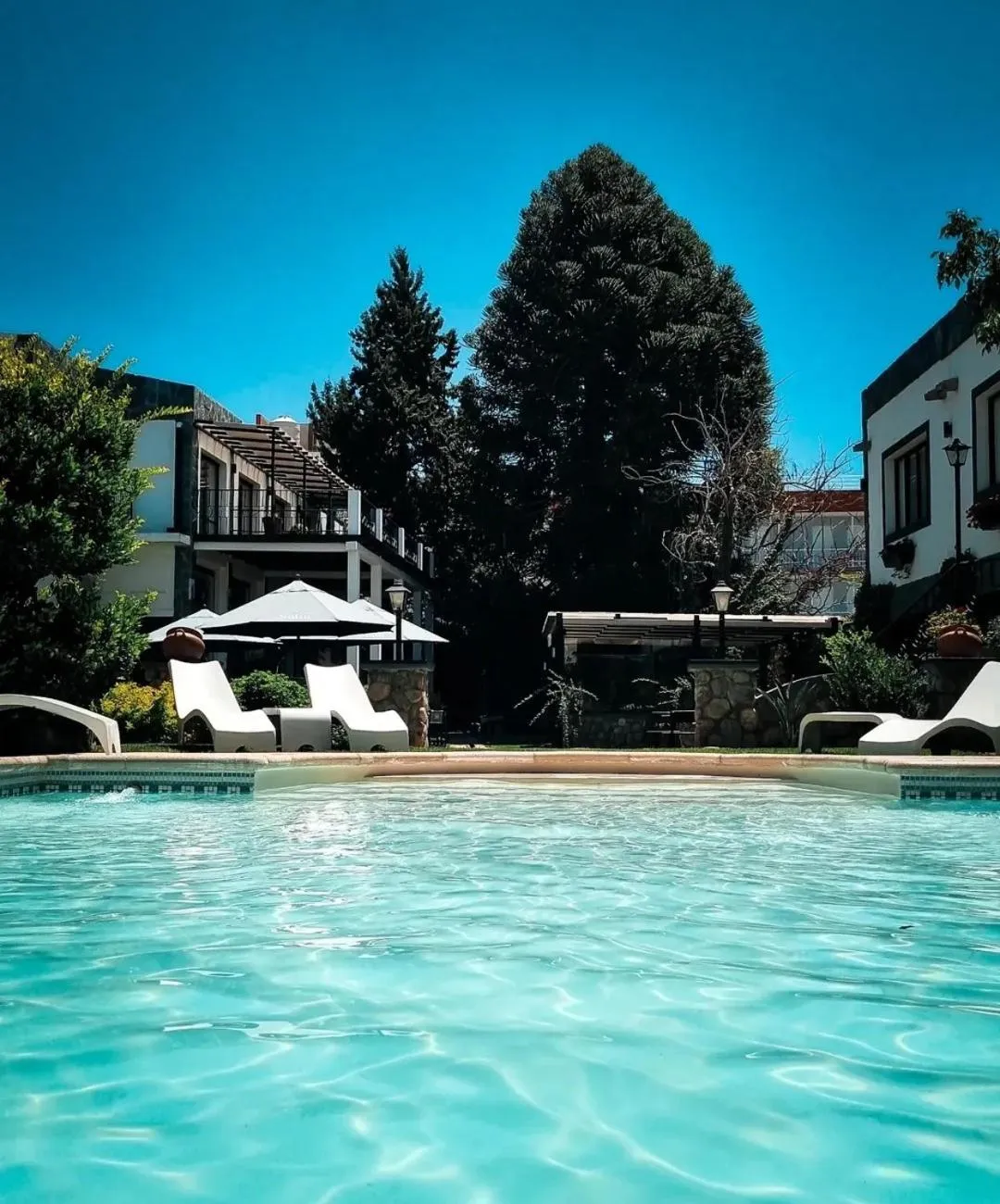 Swimming pool in Hotel Los Sauces