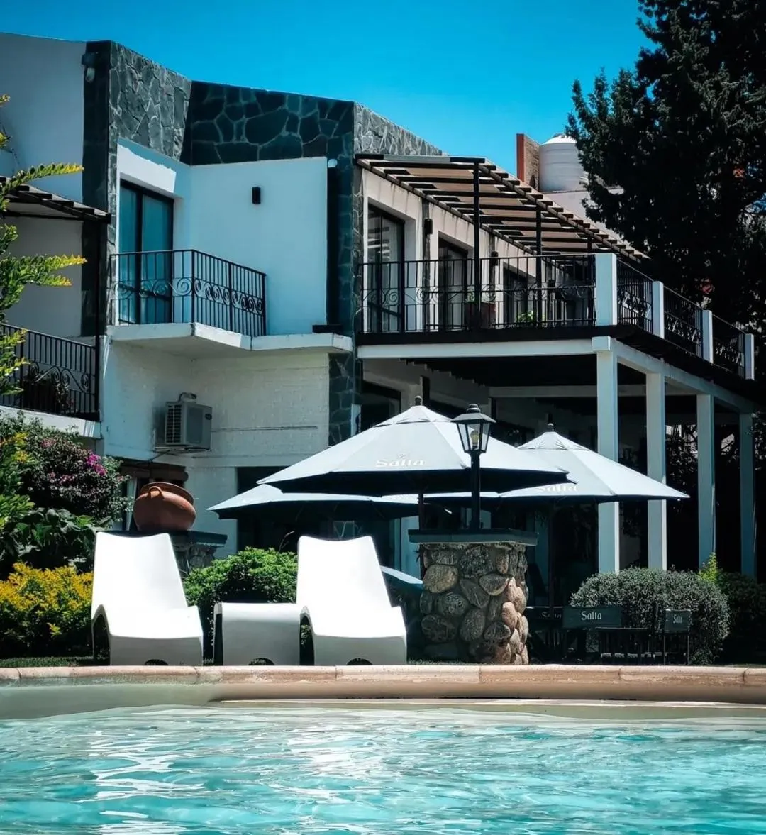 Swimming pool in Hotel Los Sauces