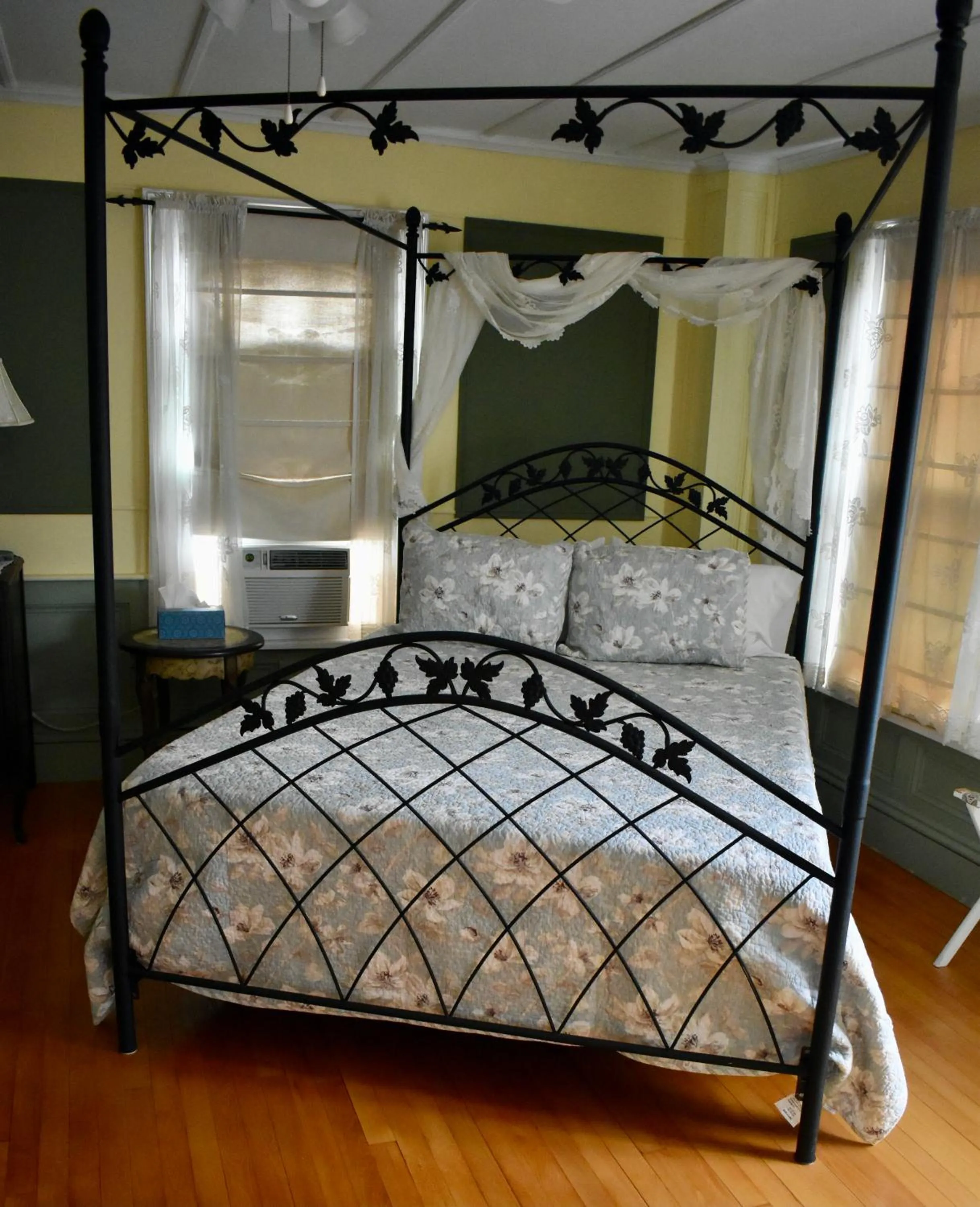 Bedroom, Bed in Harbour House Inn B&B