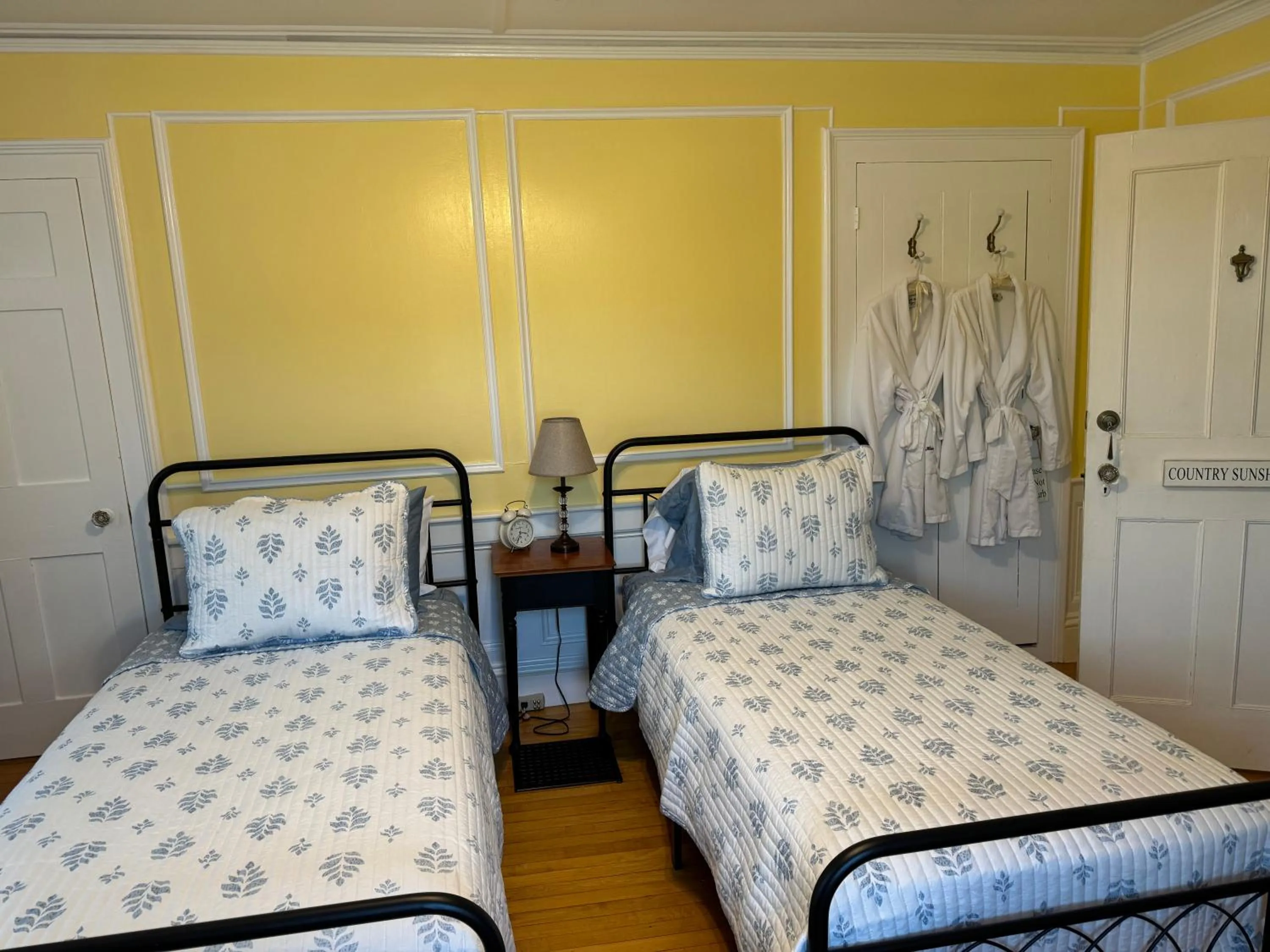 Bed in Harbour House Inn B&B