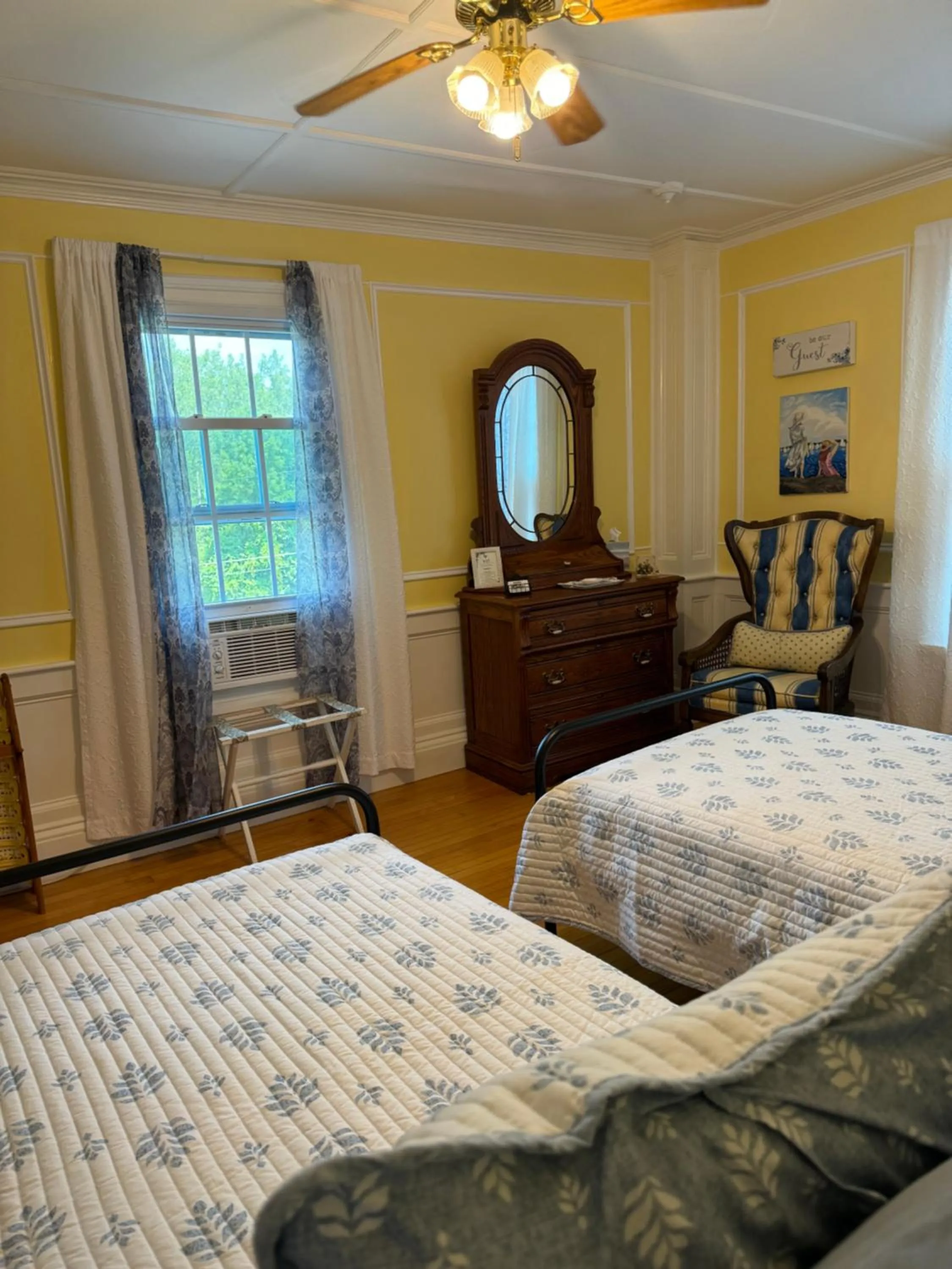 Bed in Harbour House Inn B&B