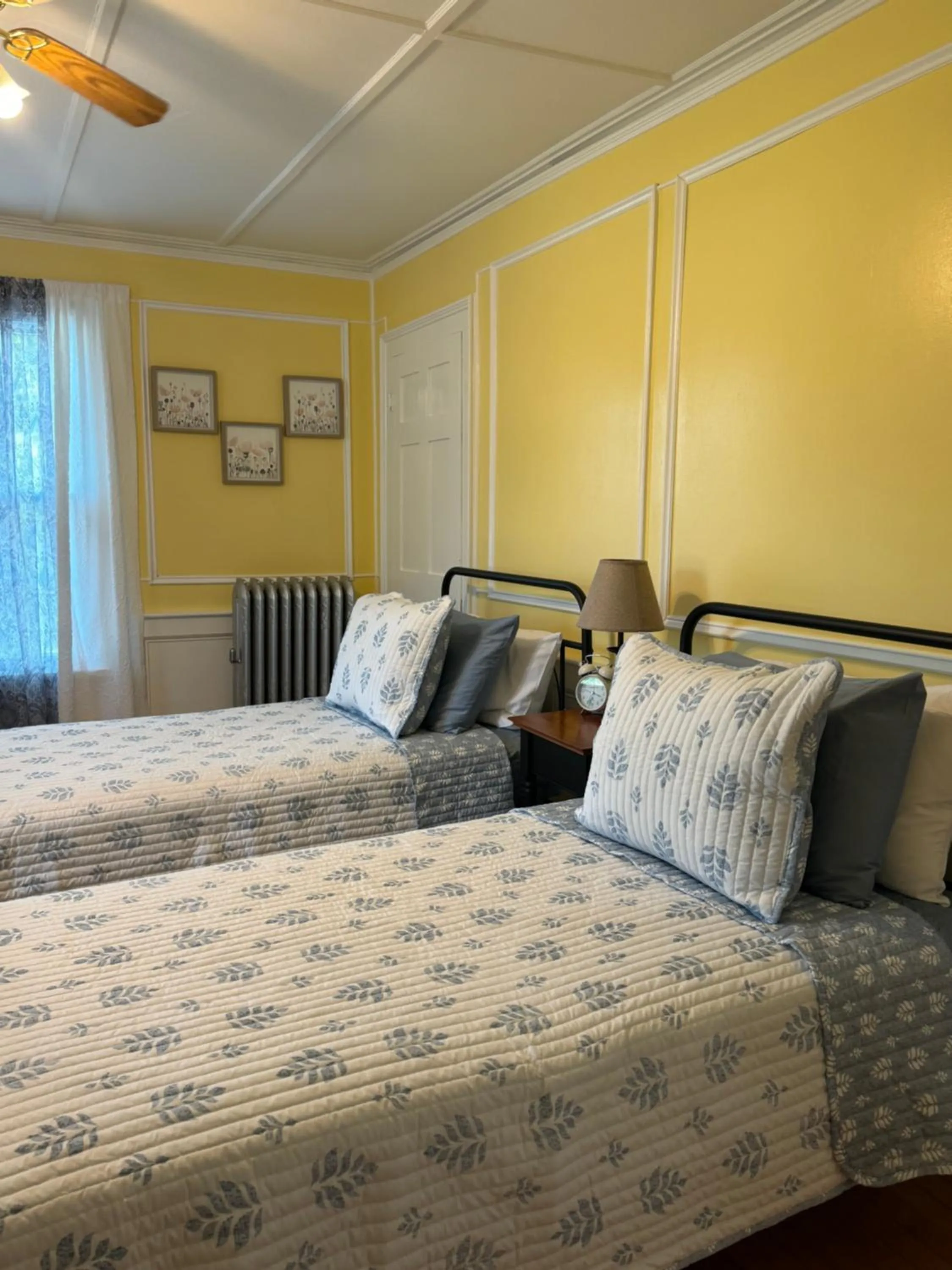 Bed in Harbour House Inn B&B