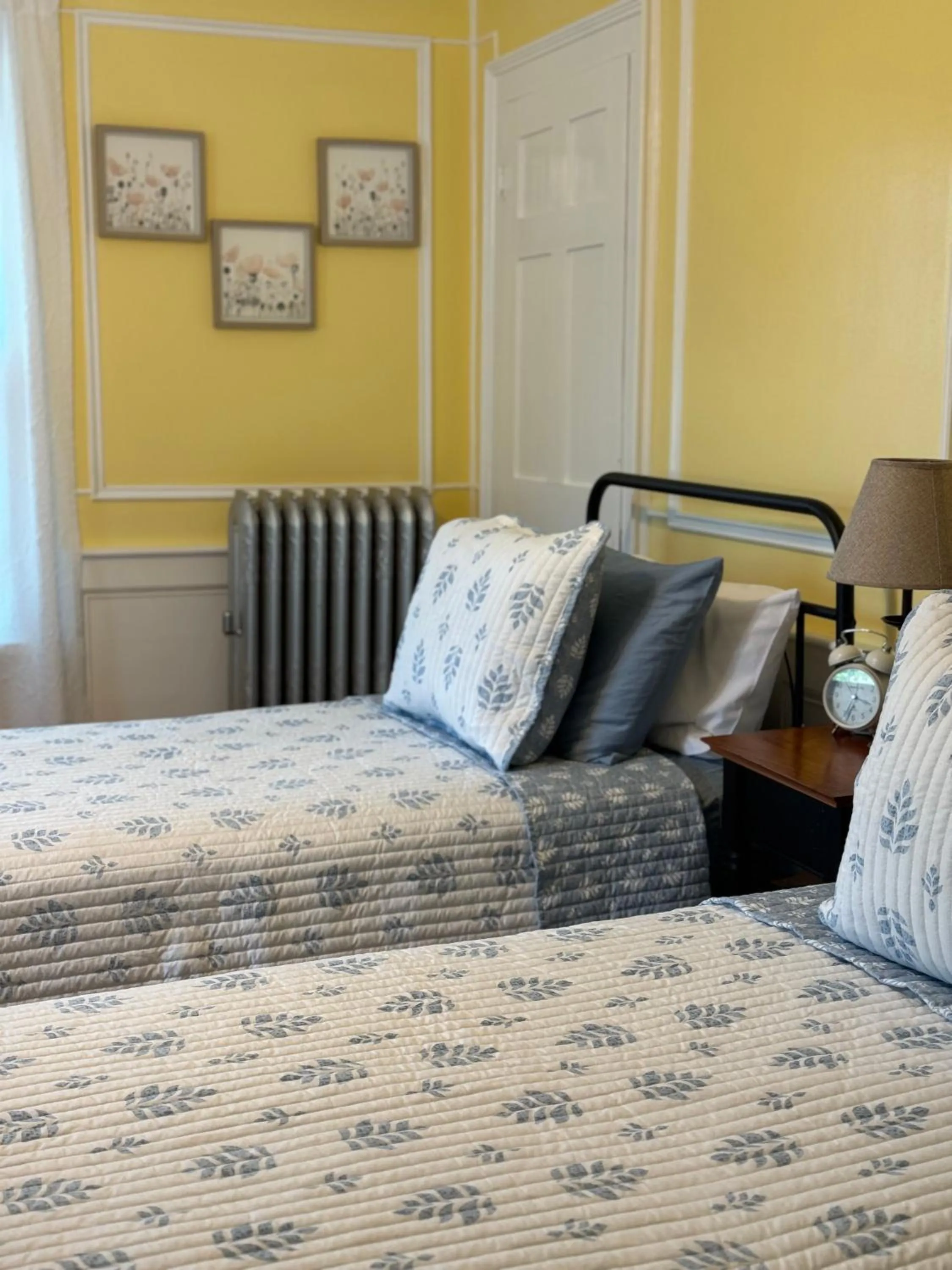 Bed in Harbour House Inn B&B