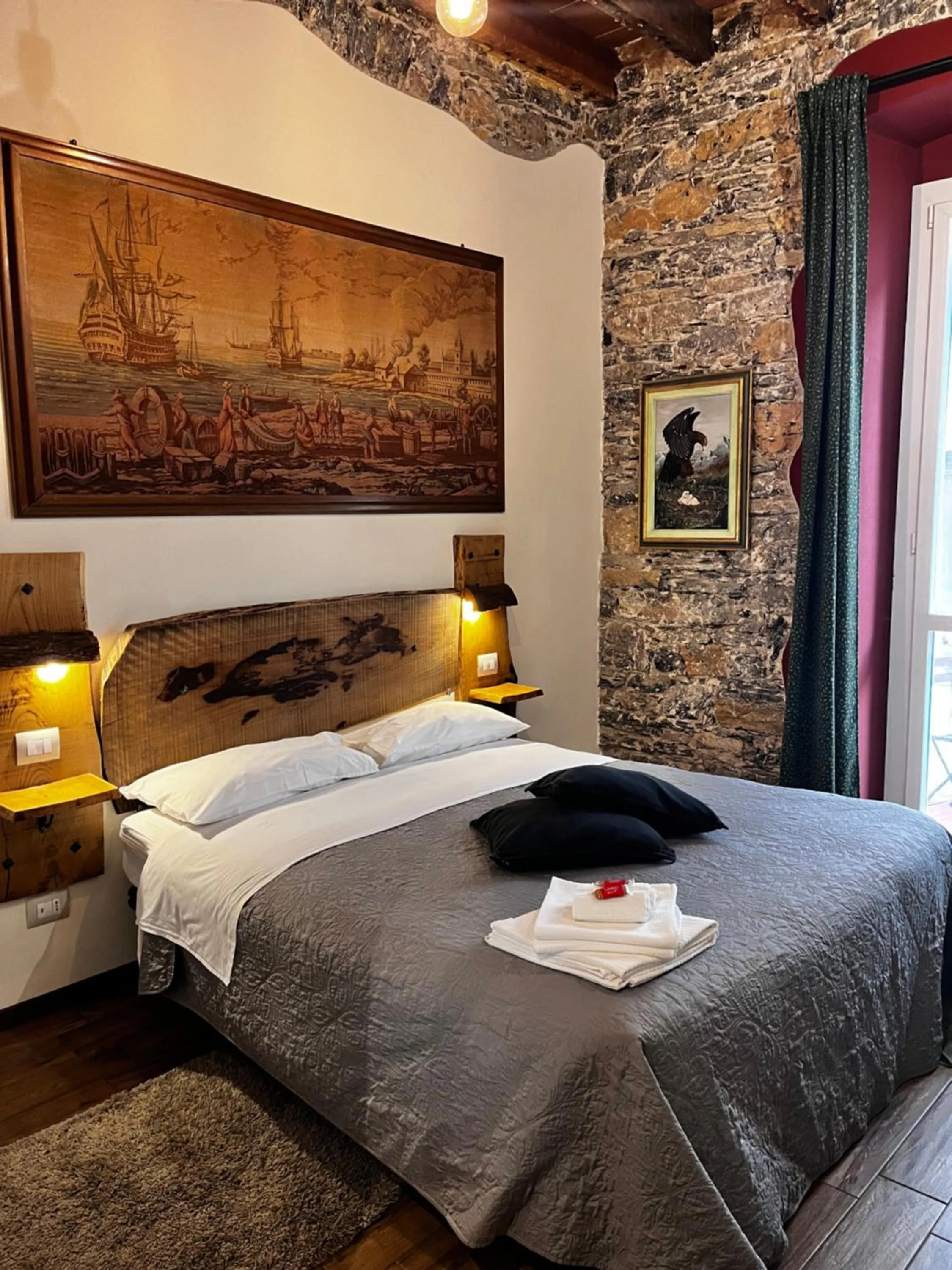 Bed in La Taverna del Metallo Rooms