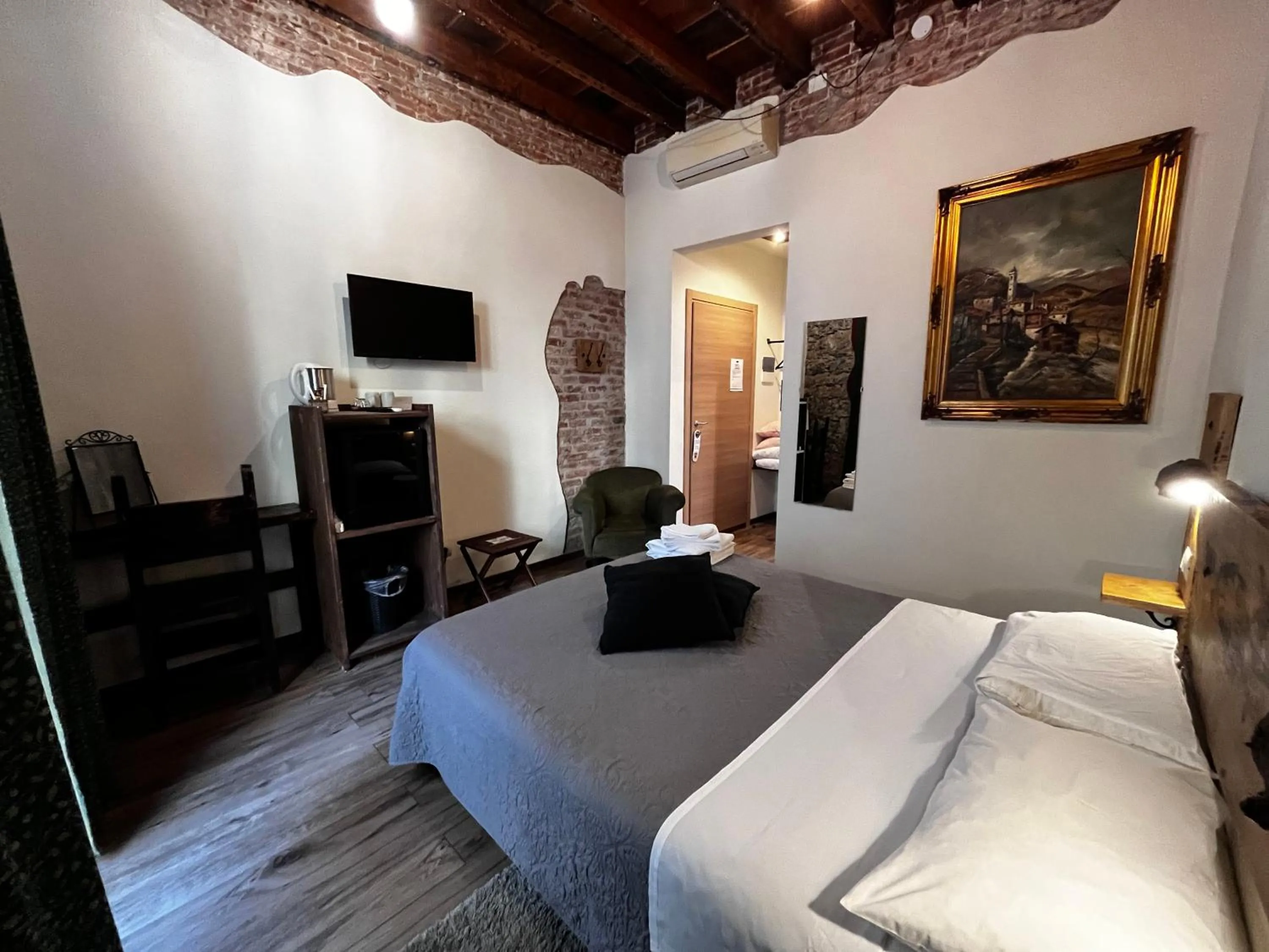 TV and multimedia, Bed in La Taverna del Metallo Rooms