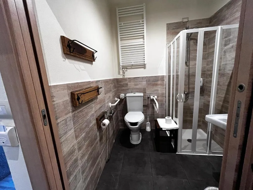 Shower in La Taverna del Metallo Rooms