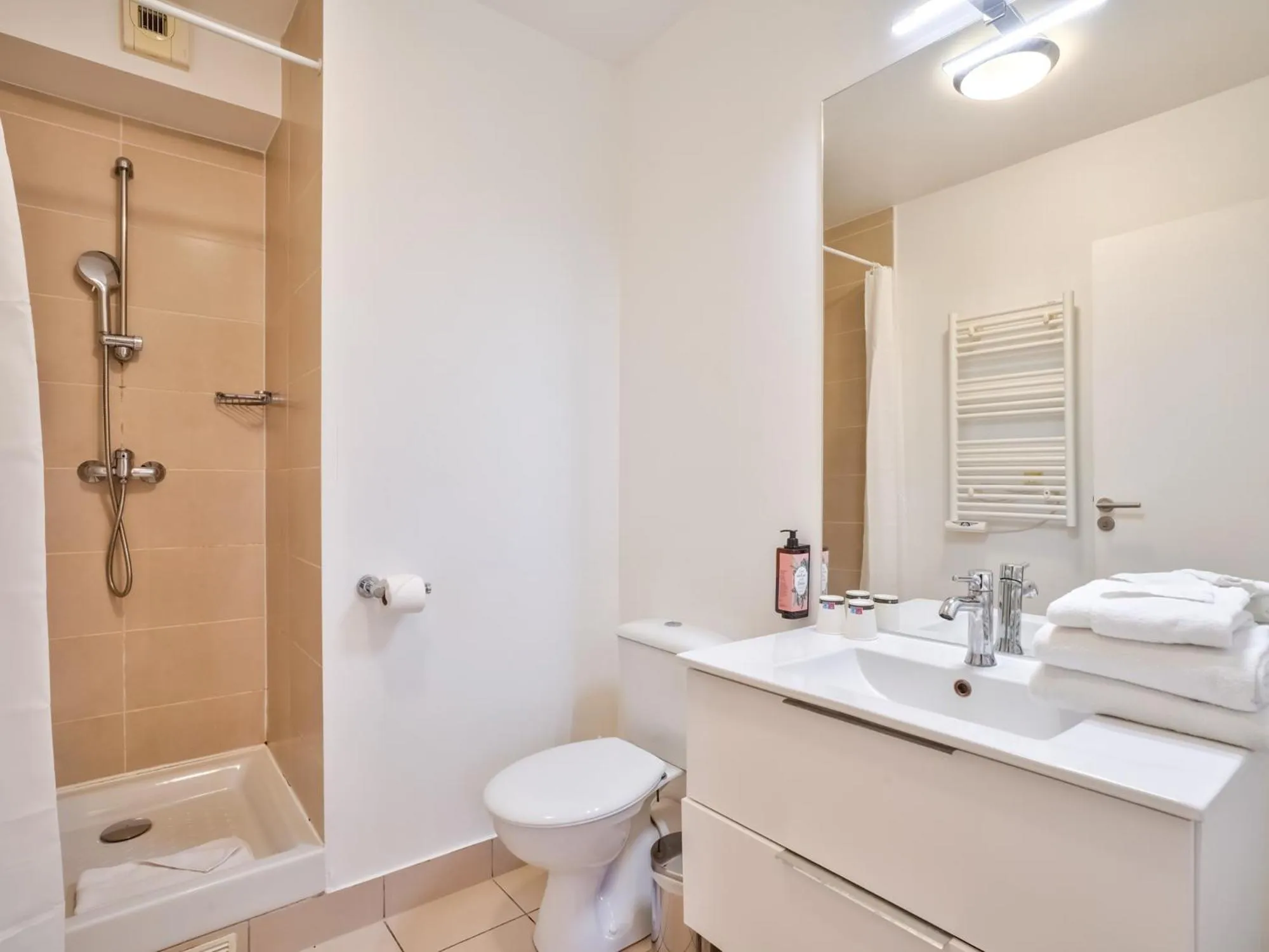 Bathroom in Séjours & Affaires Paris-Vitry