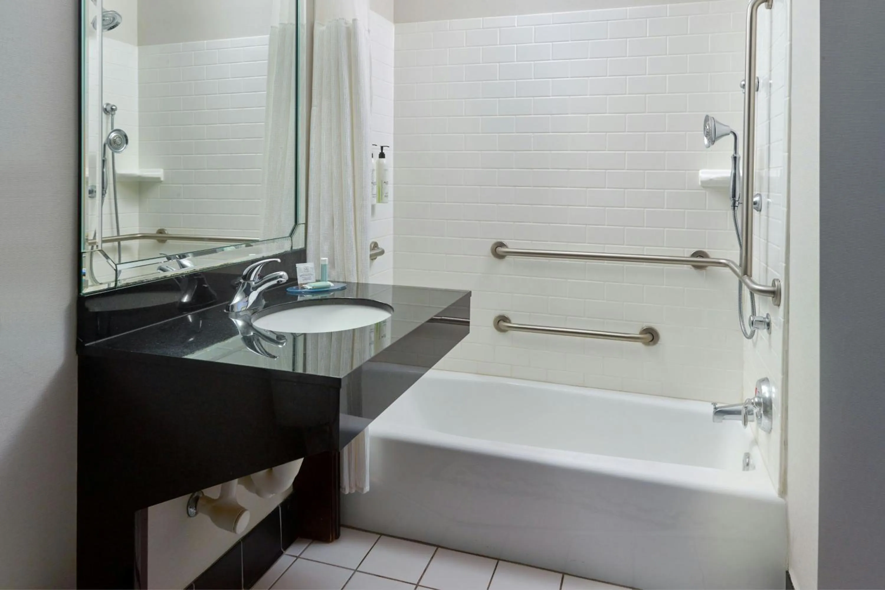 Bedroom in Fairfield Inn & Suites by Marriott Commerce