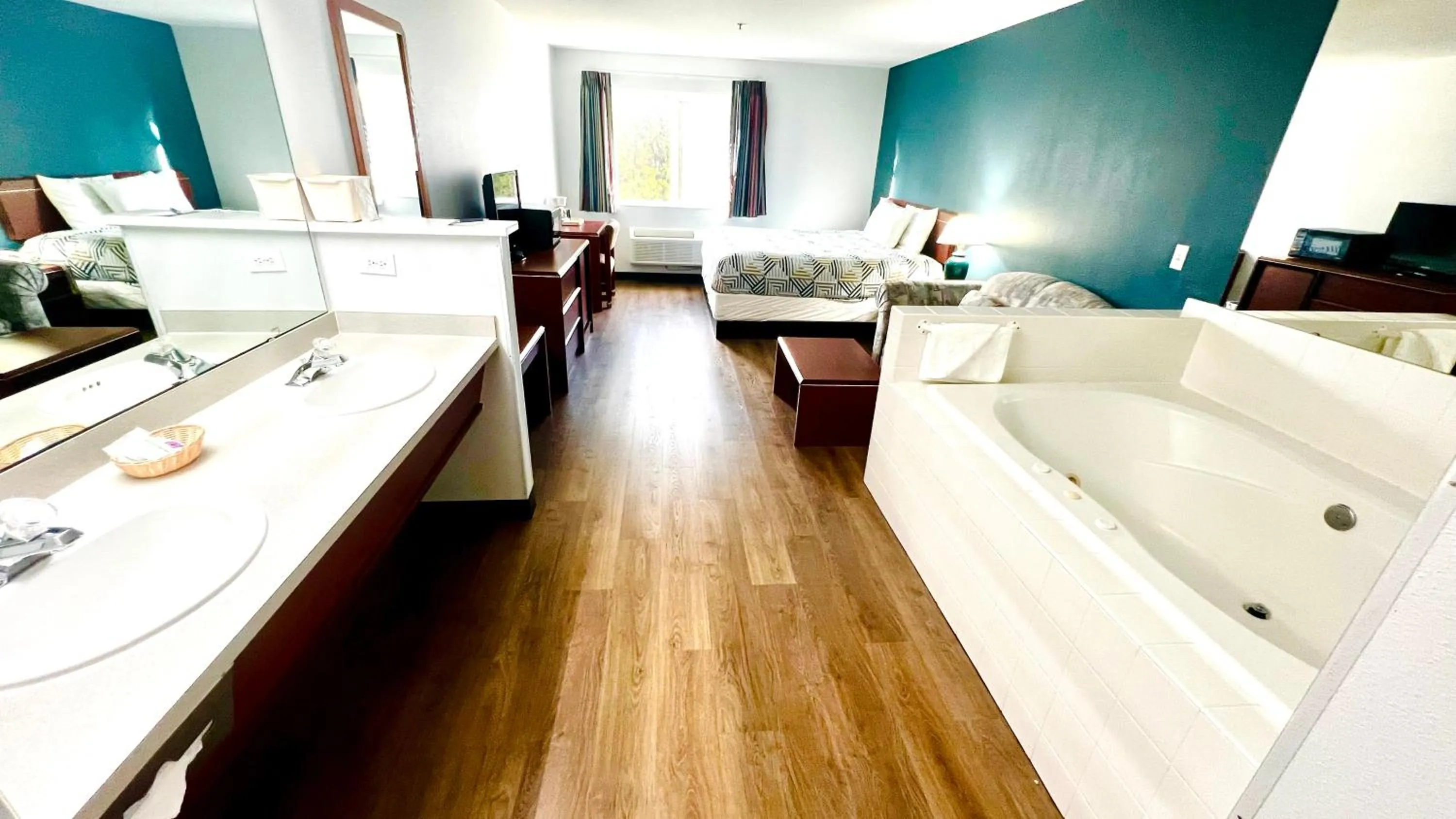 Bedroom, Bed in Suites Portland OR- I-5 OHSU