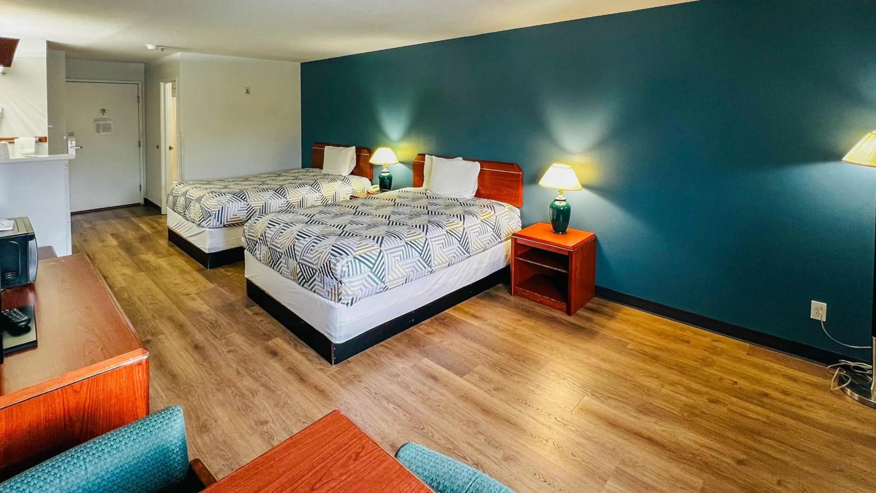 Photo of the whole room, Bed in Studio 6 Suites Portland OR I-5 OHSU