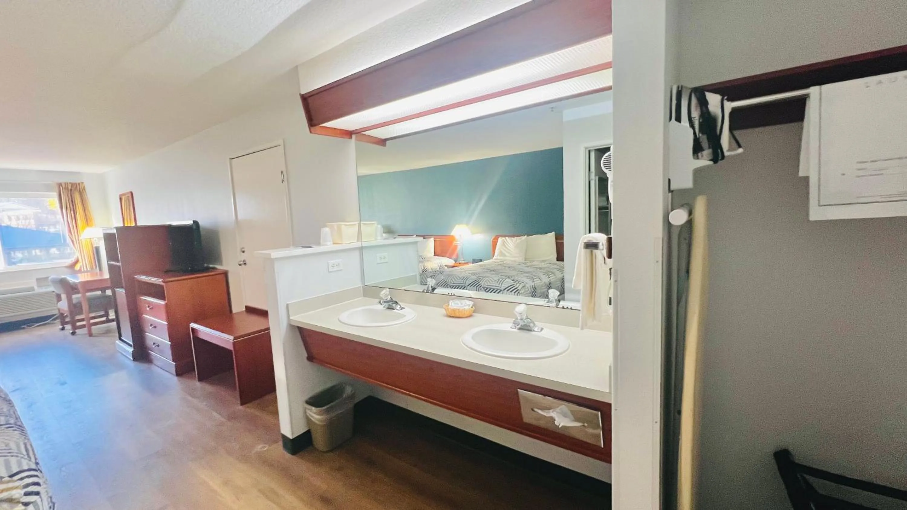 Bathroom, Bed in Suites Portland OR- I-5 OHSU