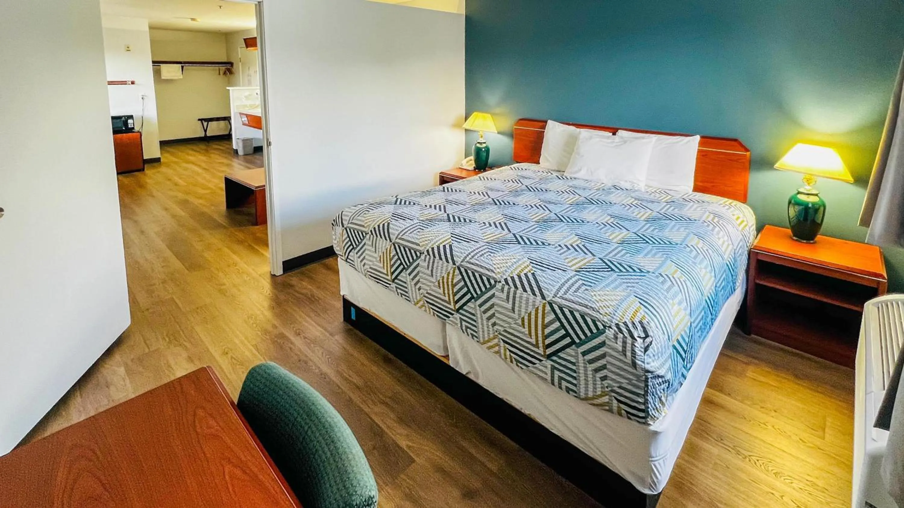 Photo of the whole room, Bed in Studio 6 Suites Portland OR I-5 OHSU