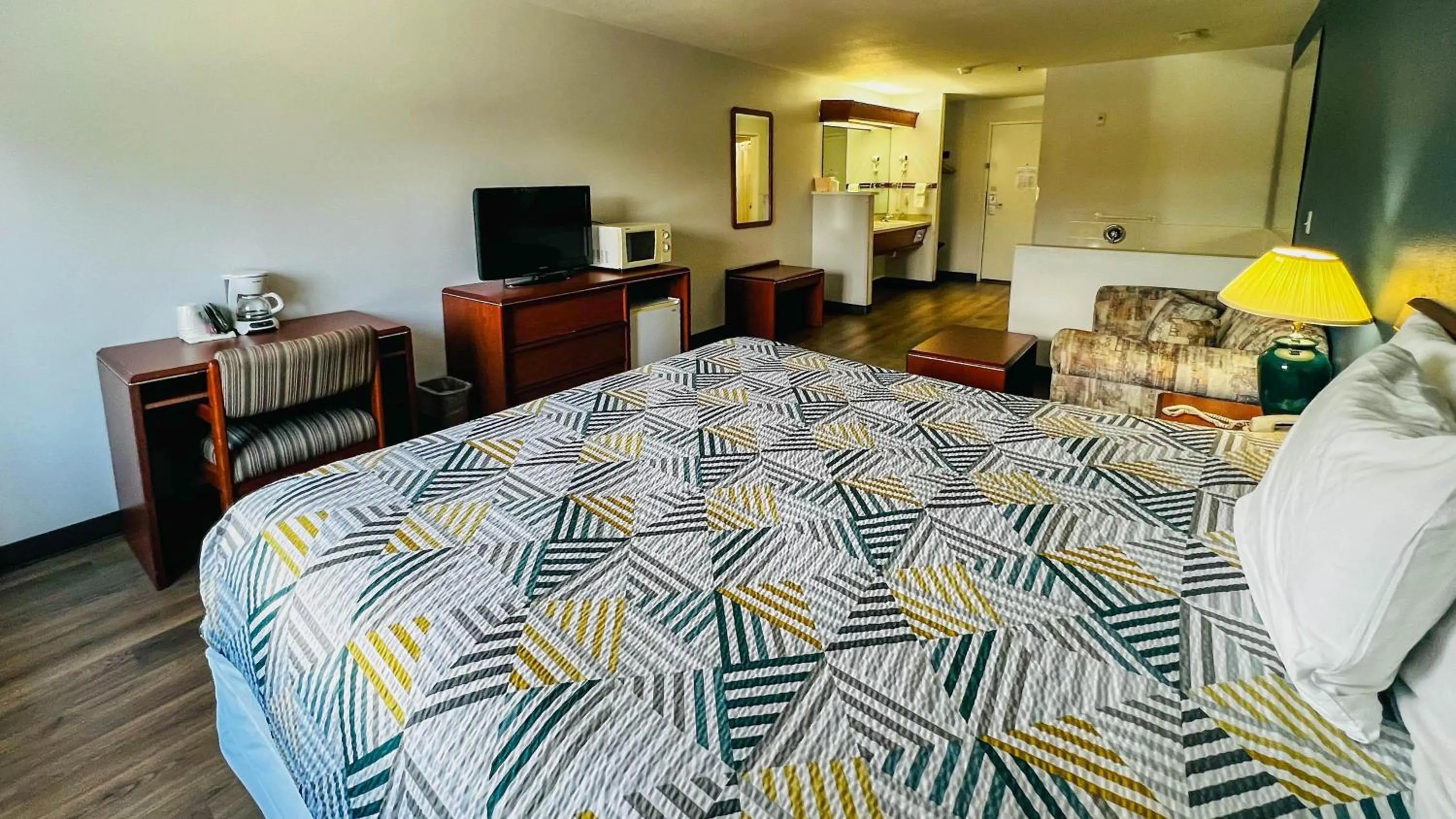 Photo of the whole room, Bed in Studio 6 Suites Portland OR I-5 OHSU