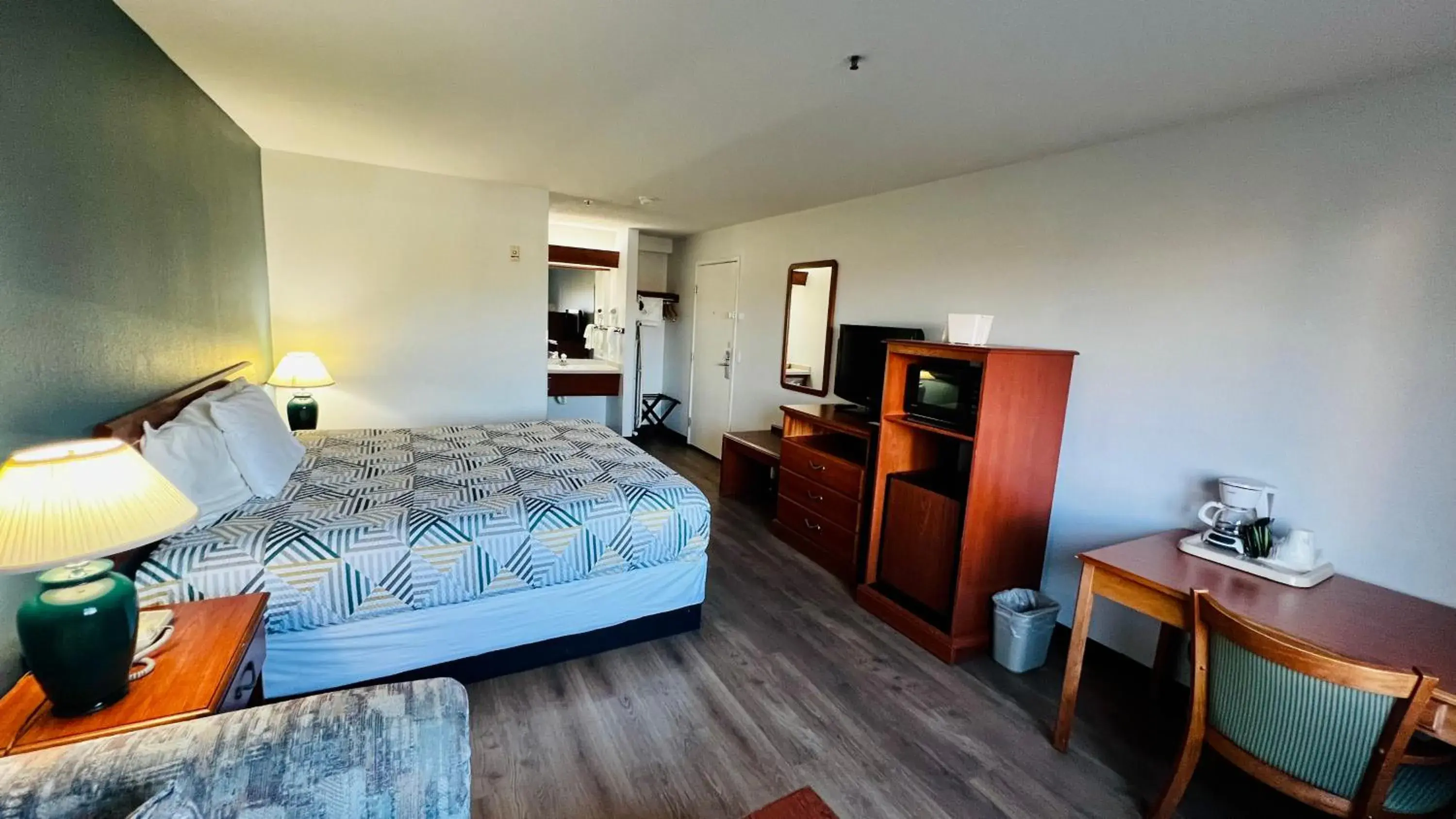 Photo of the whole room, Bed in Suites Portland OR- I-5 OHSU Photo of the whole room, Bed in Suites Portland OR- I-5 OHSU