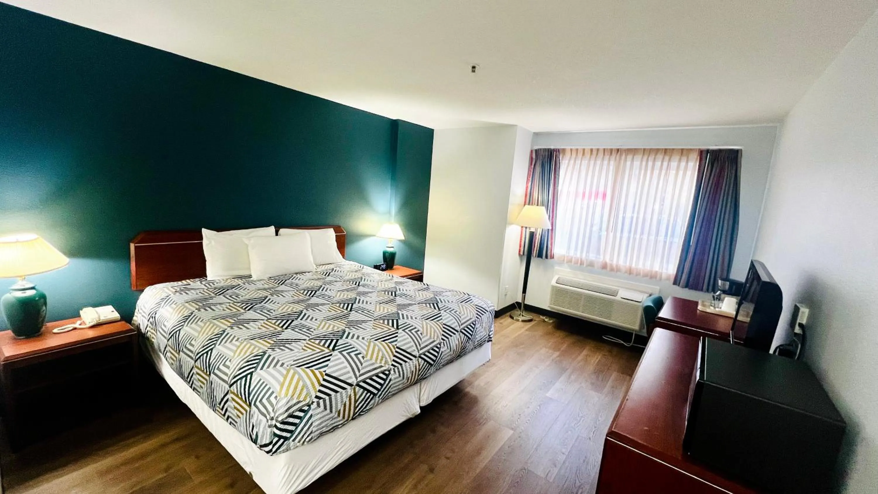 Bedroom, Bed in Suites Portland OR- I-5 OHSU